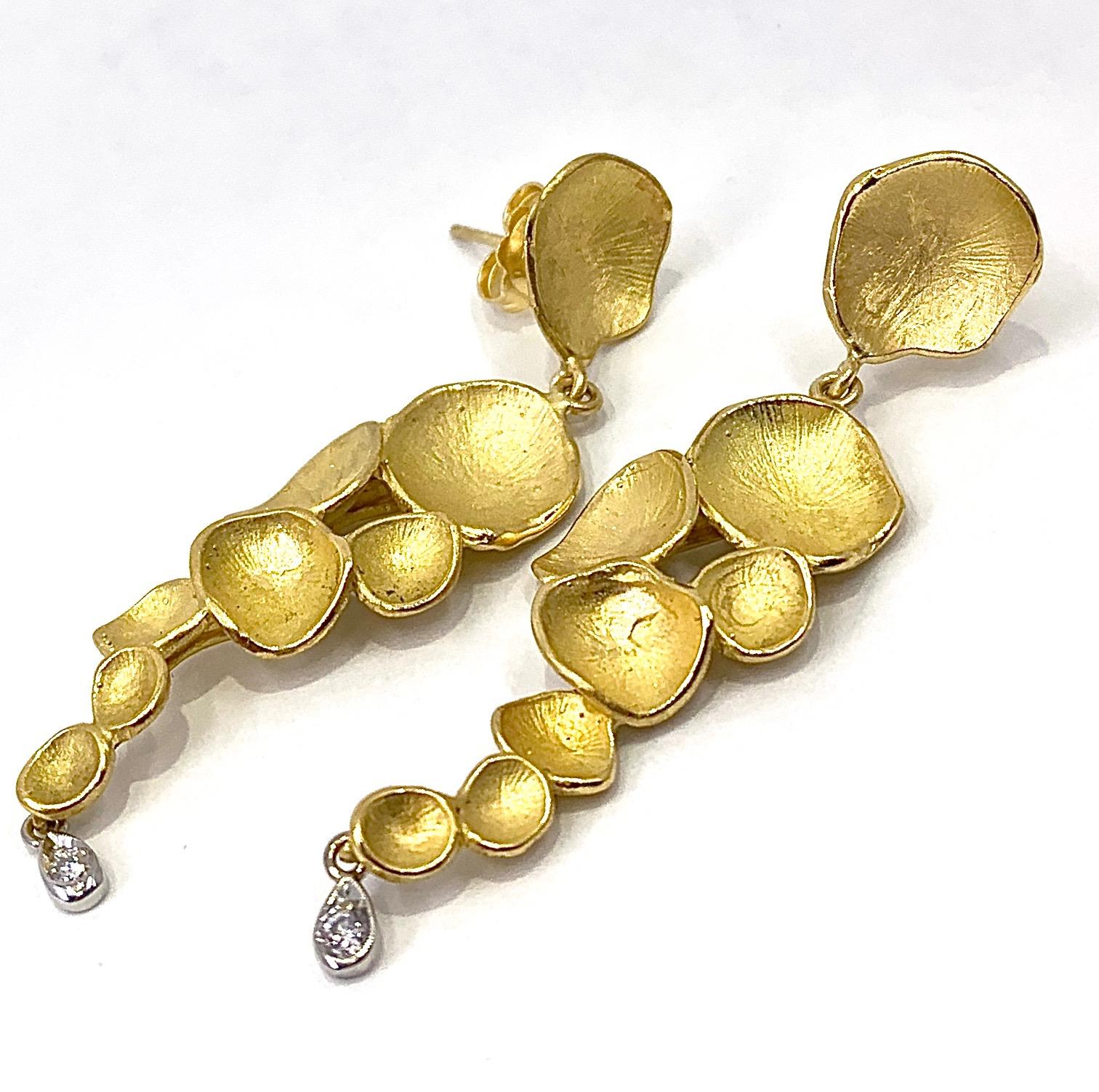 Eytan Brandes a modelé ces boucles d'oreilles en or mat, flatteuses et lustrées, sur les petites feuilles rondes d'une plante grasse en cascade appelée peperomia ruby.  N'ayant pas peur de jouer avec Dame Nature, Eytan a rendu les 