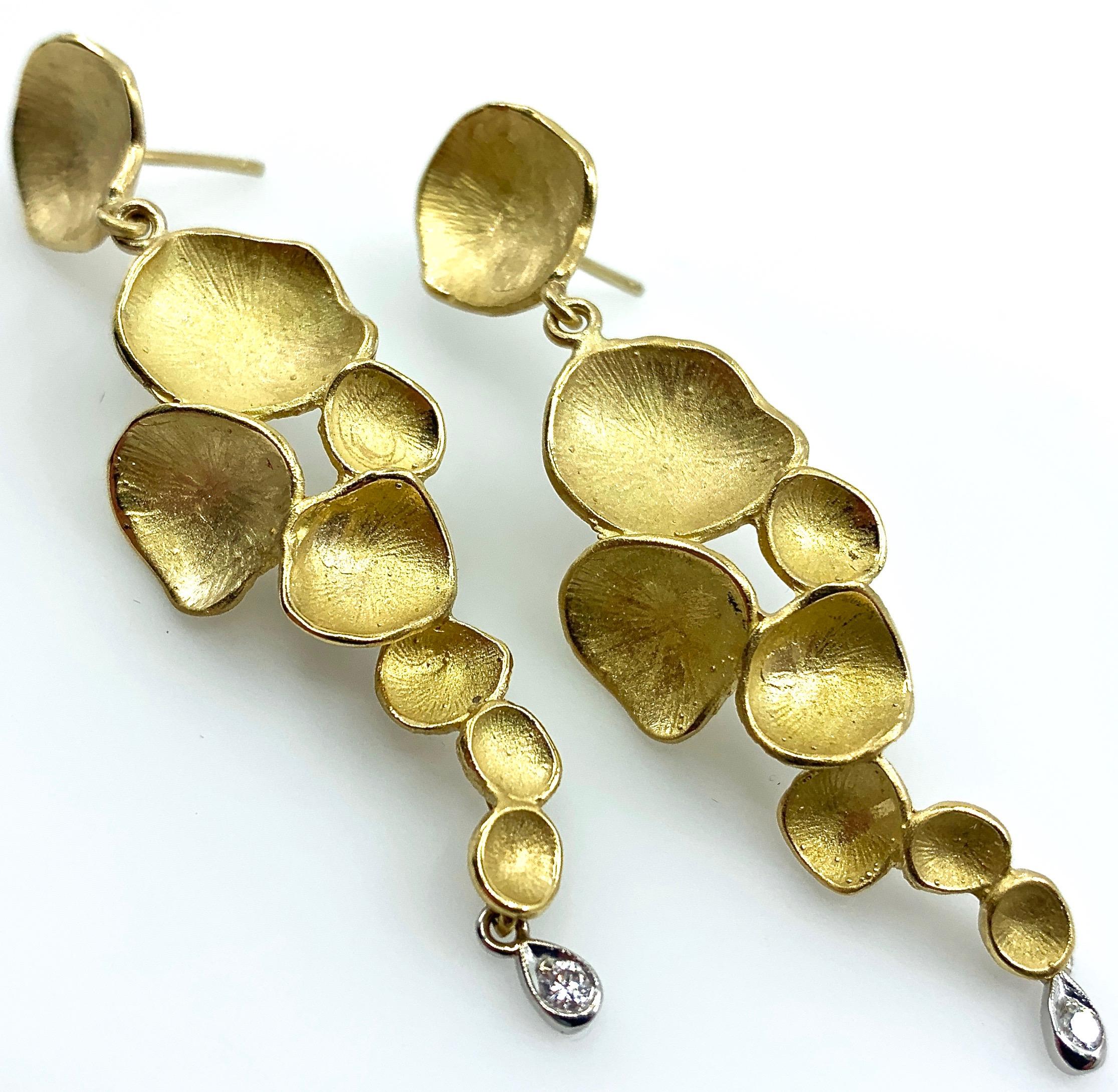 Contemporain Pendants d'oreilles longs « Peromia » en or jaune 18 carats avec accents de diamants en vente