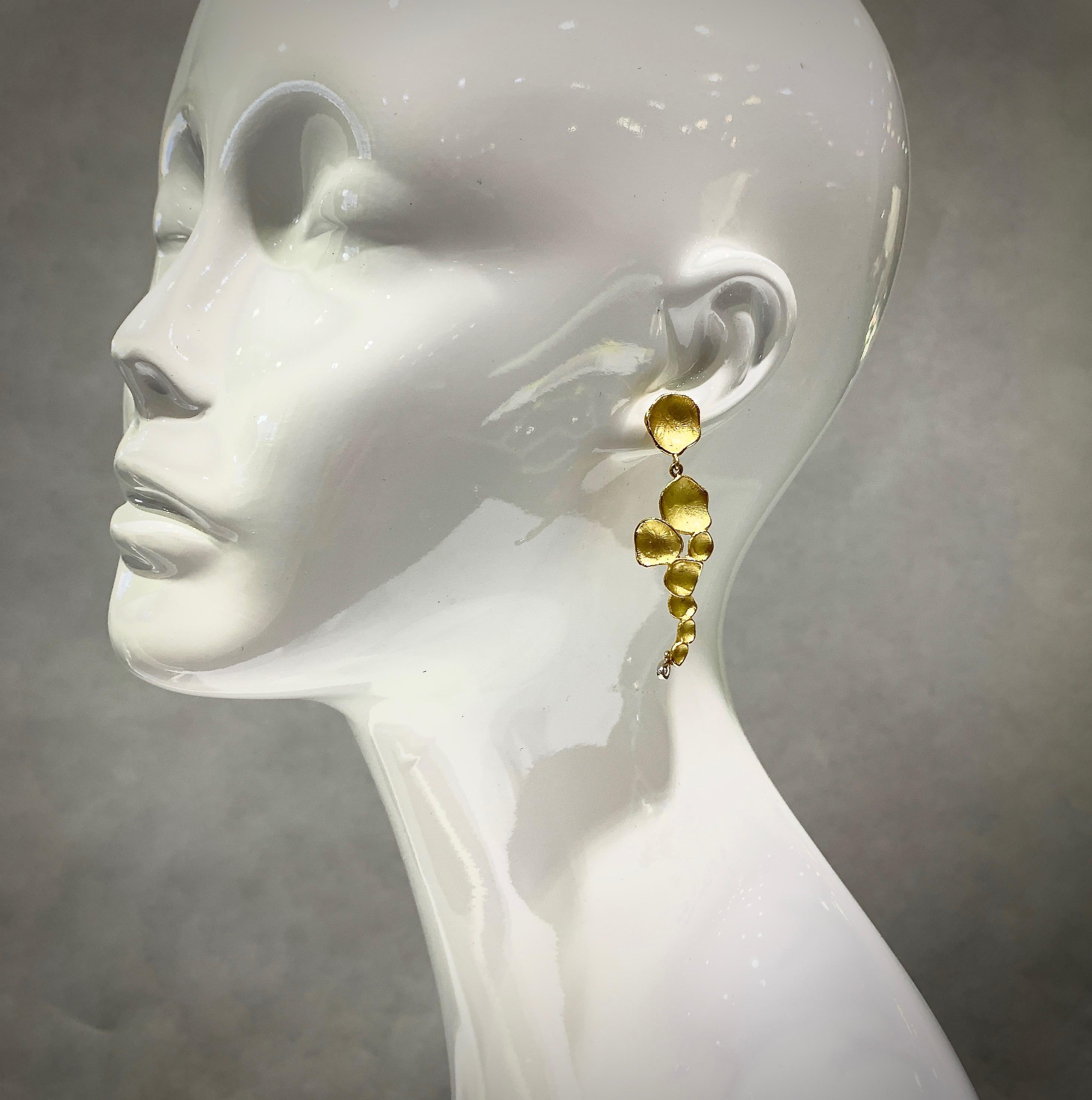 Taille brillant Pendants d'oreilles longs « Peromia » en or jaune 18 carats avec accents de diamants en vente