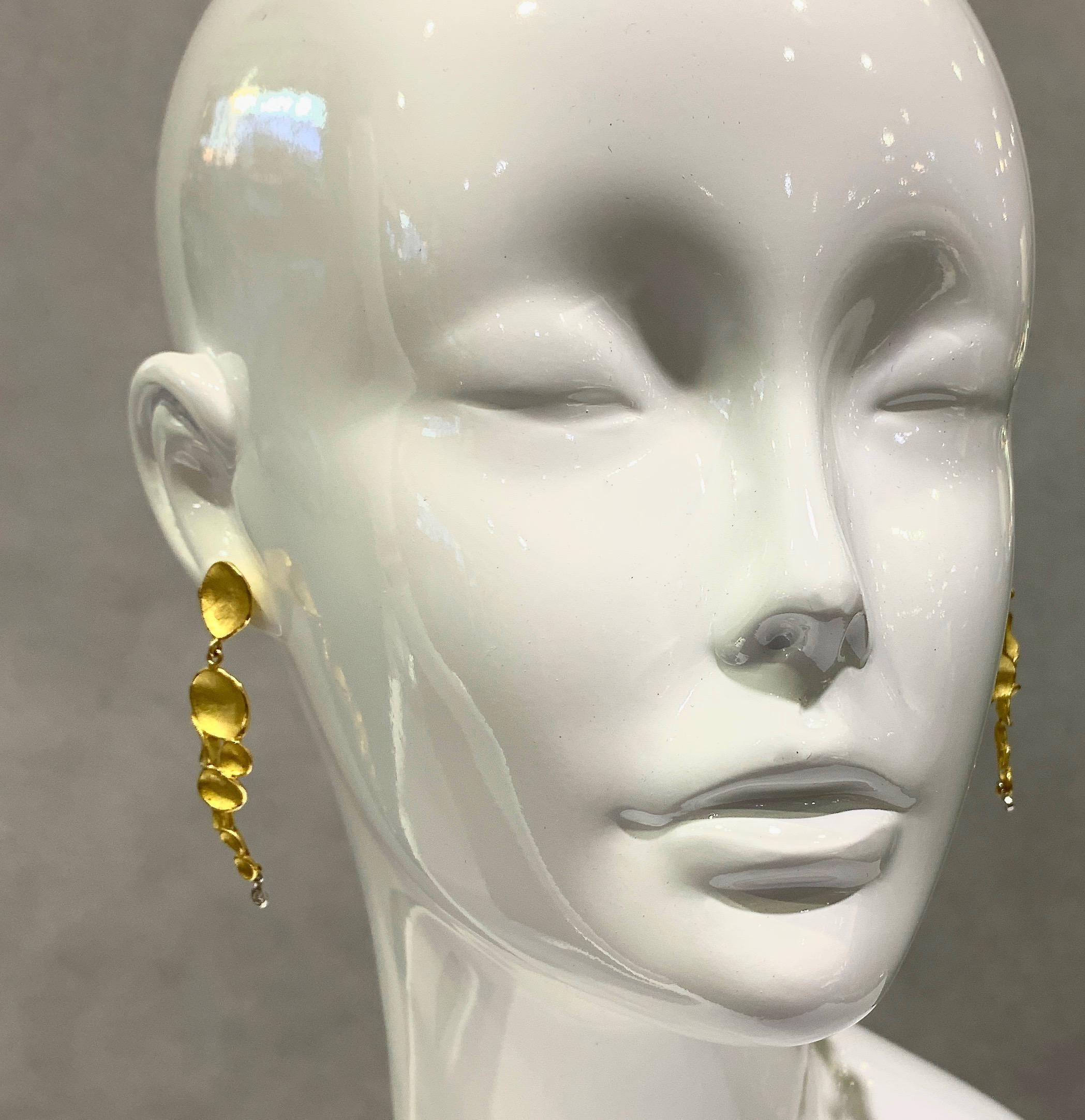 Pendants d'oreilles longs « Peromia » en or jaune 18 carats avec accents de diamants Neuf - En vente à Sherman Oaks, CA