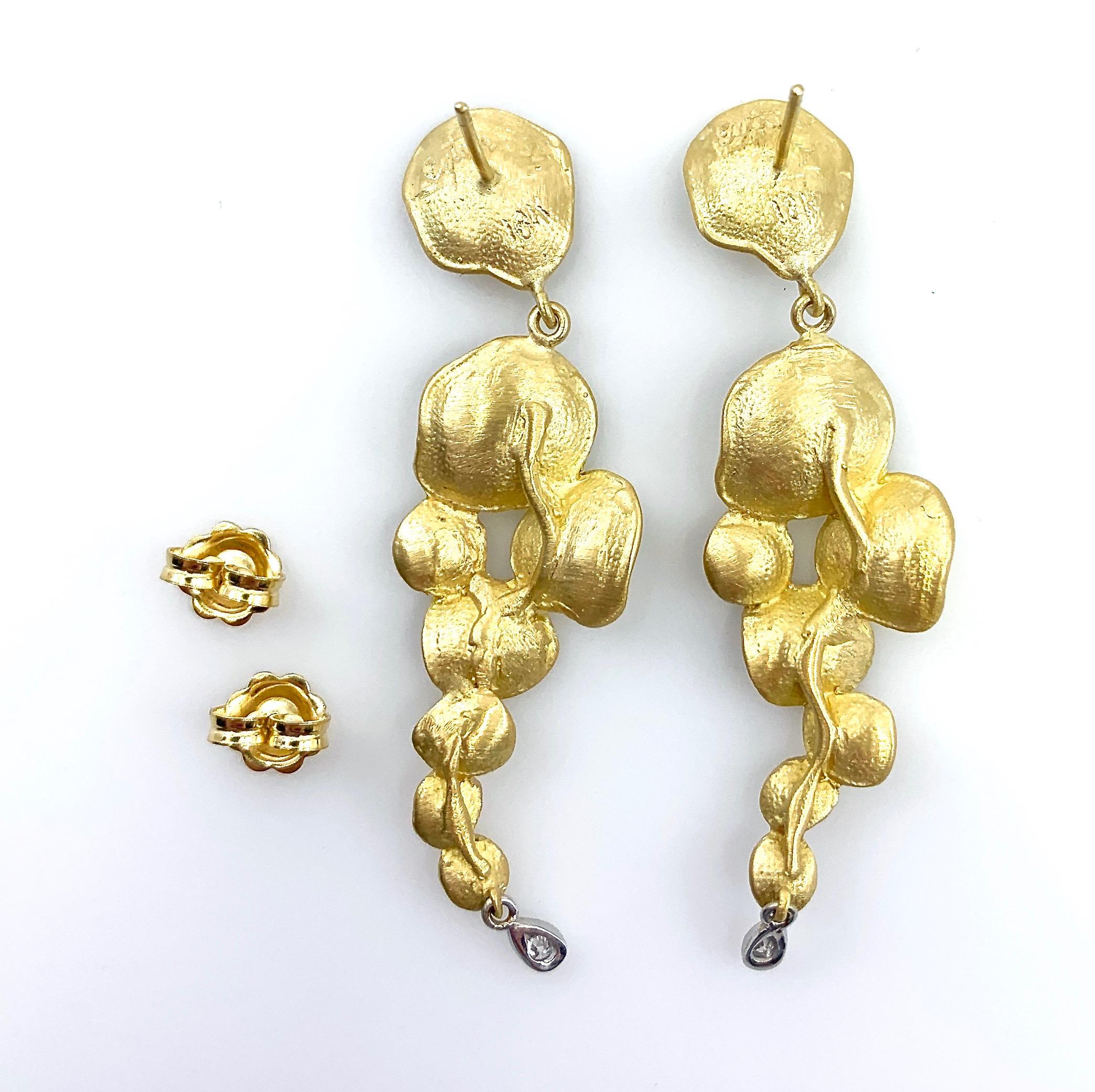 Pendants d'oreilles longs « Peromia » en or jaune 18 carats avec accents de diamants Pour femmes en vente
