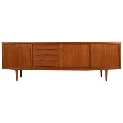 Credenza lunga in teak danese moderna degli anni '60 Gunni Omann per Axel Christiansen