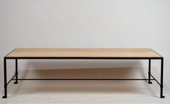 Mesa baja larga de hierro forjado y travertino "Diagramme" de Design Frères