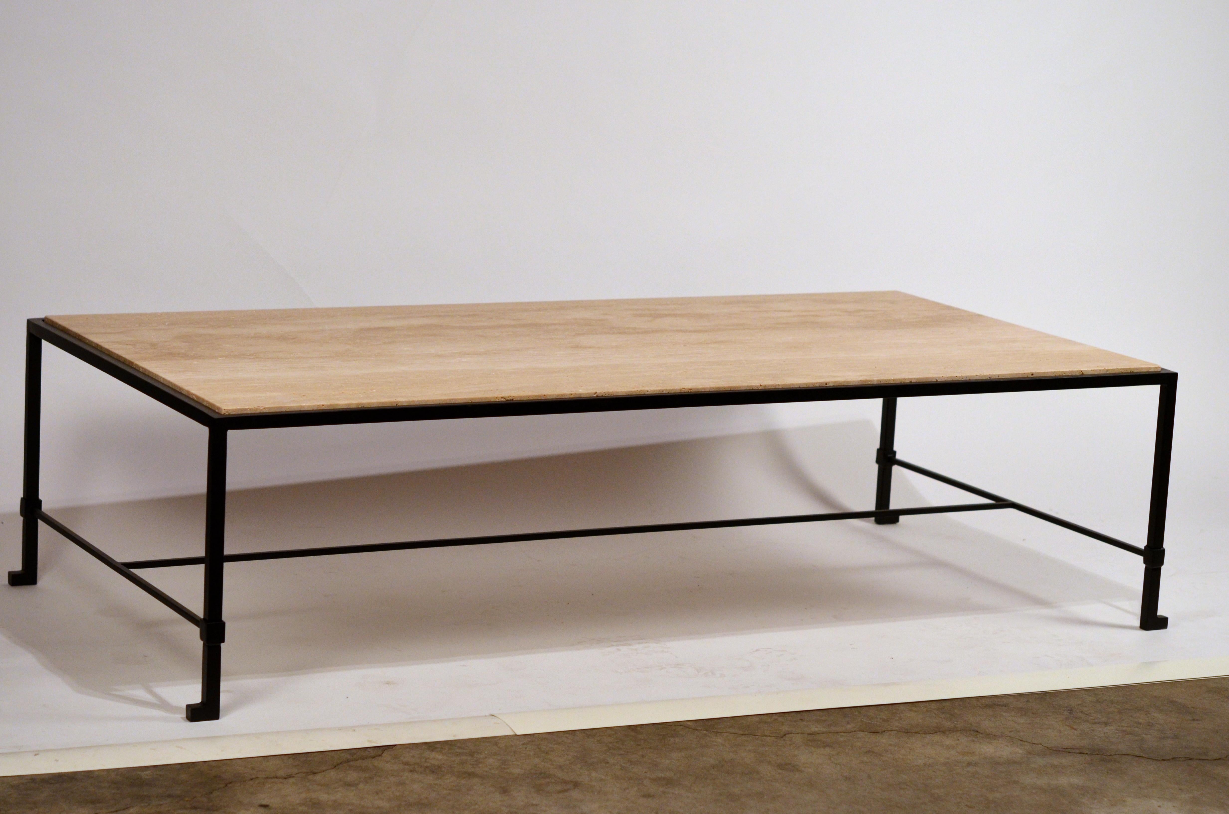 Art déco Table basse longue 'Diagramme' en fer forgé et travertin de Design Frères en vente