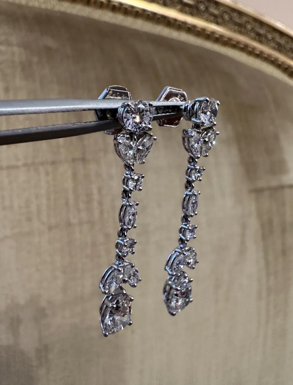Lange Diamant-Tropfen-Ohrringe mit birnenförmigen Formen aus 18k Weißgold und Platin Damen im Angebot