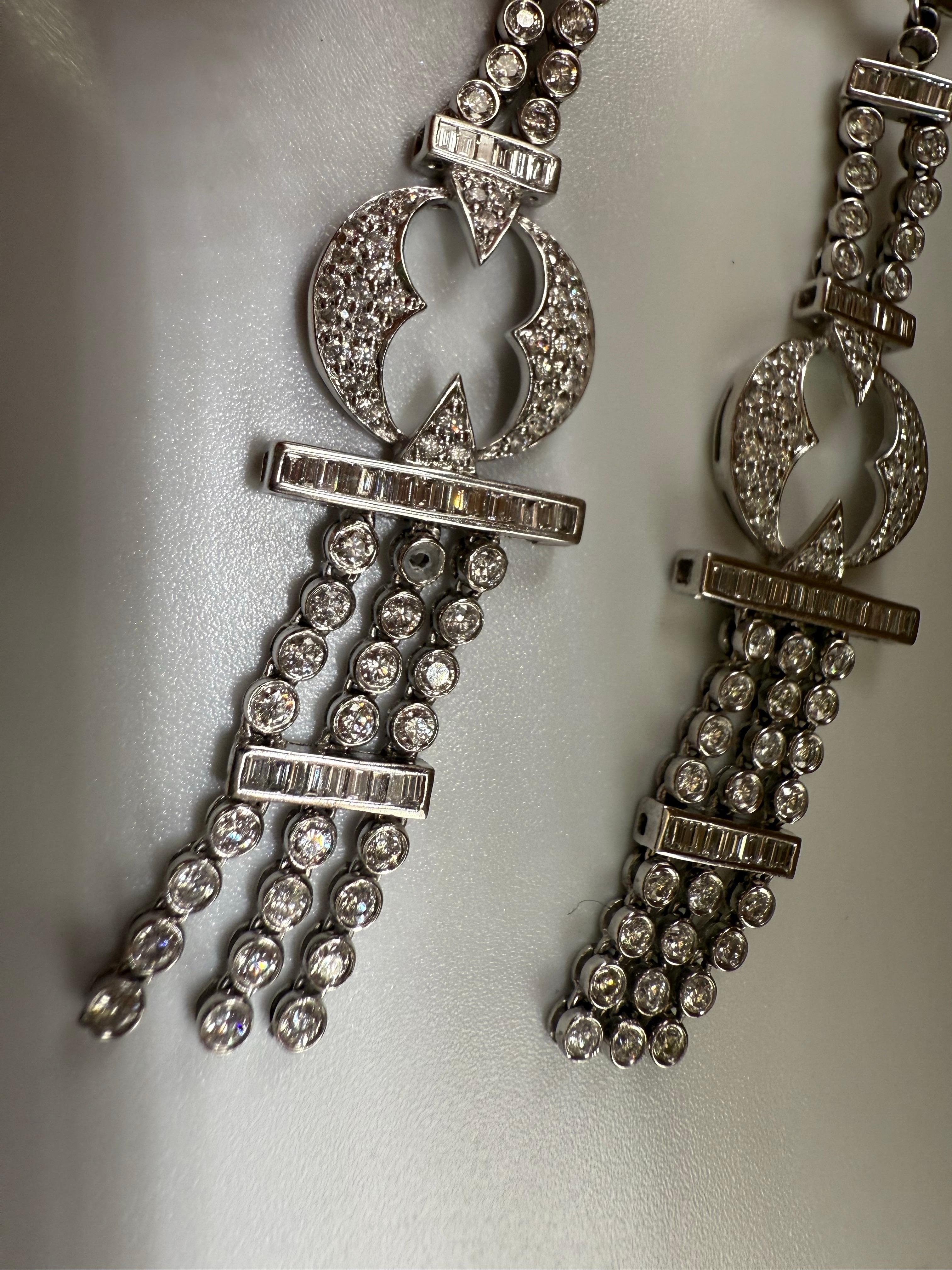 Orecchini con diamanti da 3,87 carati di purezza VS-SI e colore F-G, orecchini lunghi in oro 18KT. L'artigianato è incredibile! 
**Tutti gli oggetti lasciano la nostra sede con un certificato a nome dell'acquirente, politica aziendale! Questo