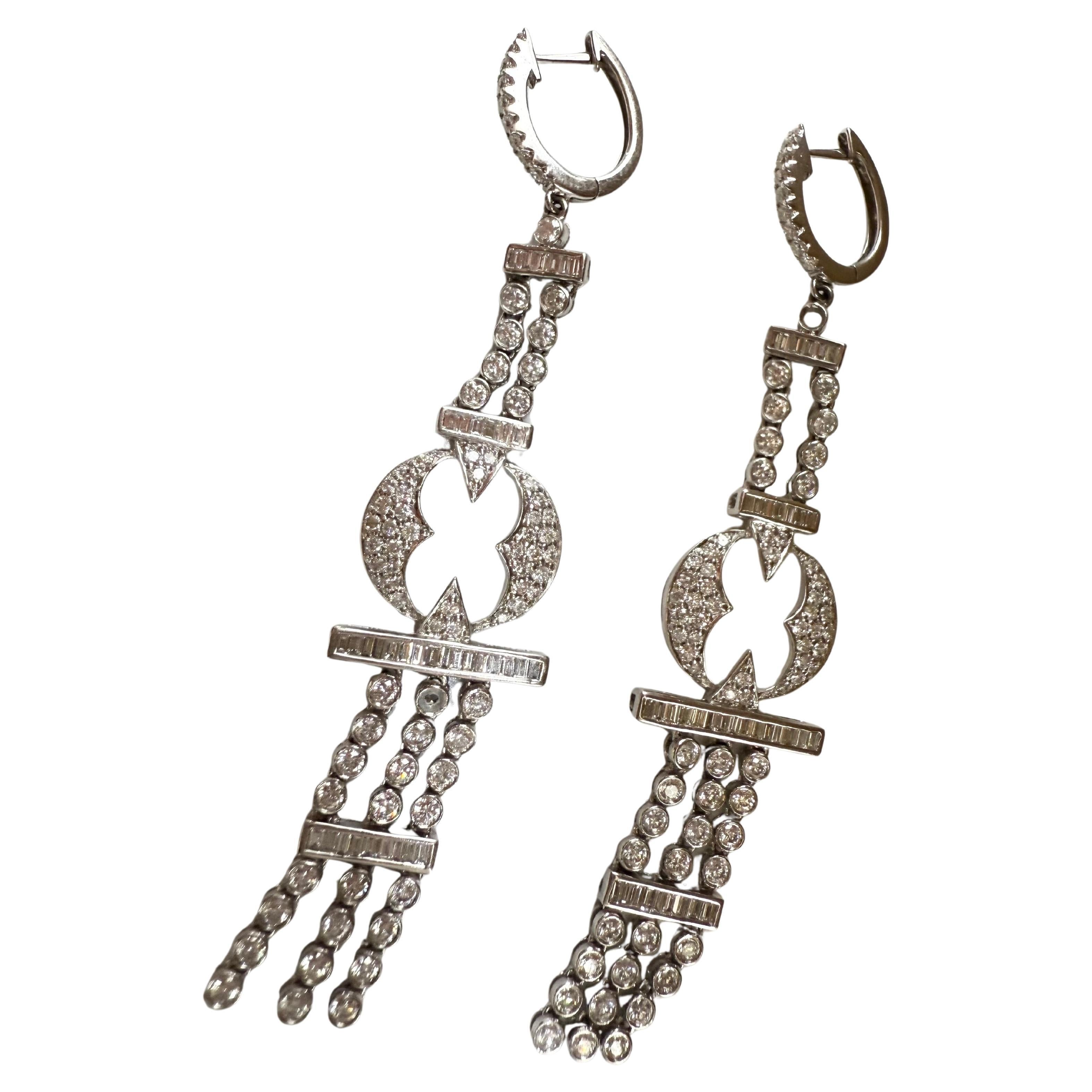 Orecchini lunghi con diamanti, orecchini a lampadario pendenti in oro bianco 18KT 3,87ct in vendita