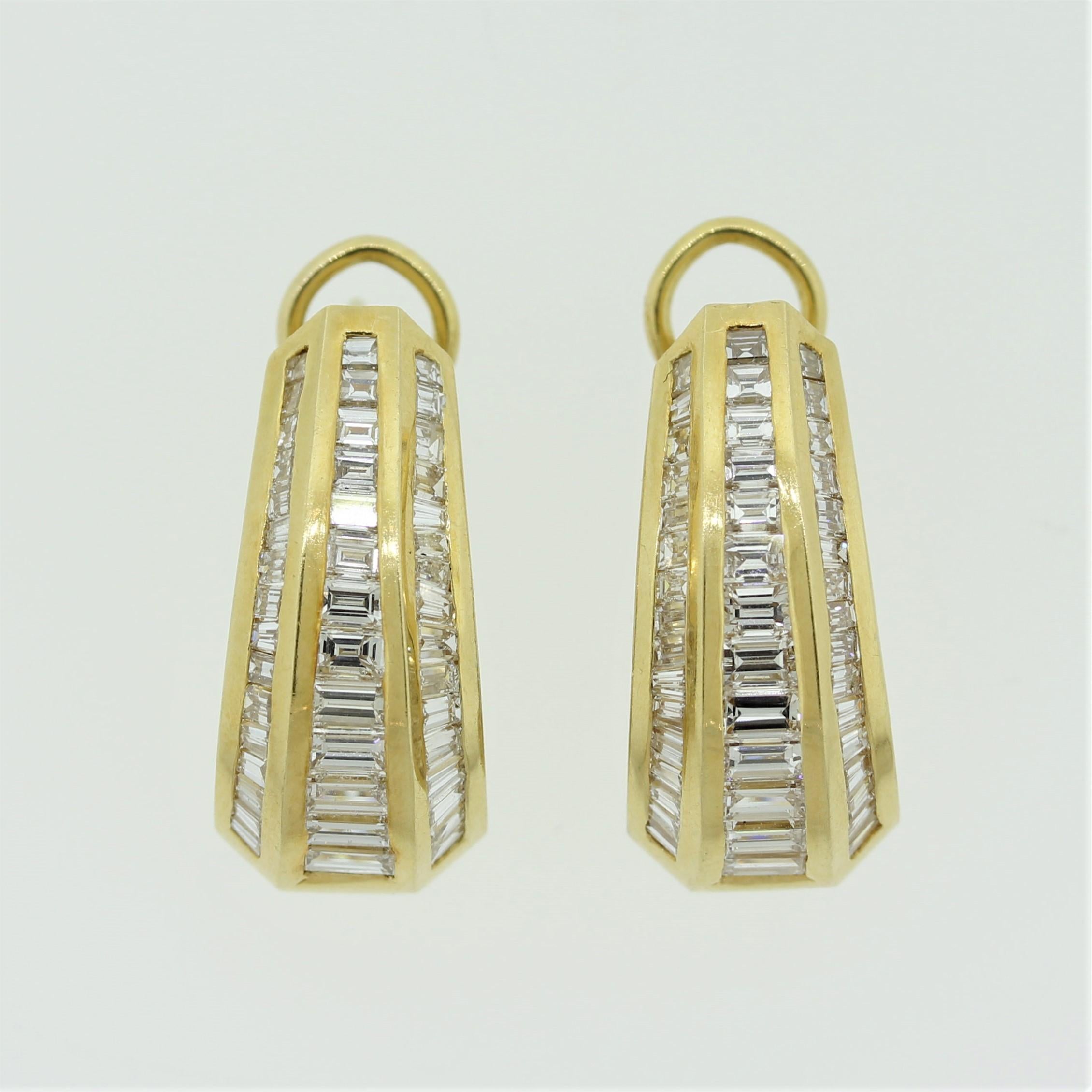 A lovely piece from the 70’s featuring 5 carats of fine bright white baguette-cut diamonds. They are channel-set in rows of 3 running down each earring. Made in 18k yellow gold and ready to be worn.

Length: 1 inch