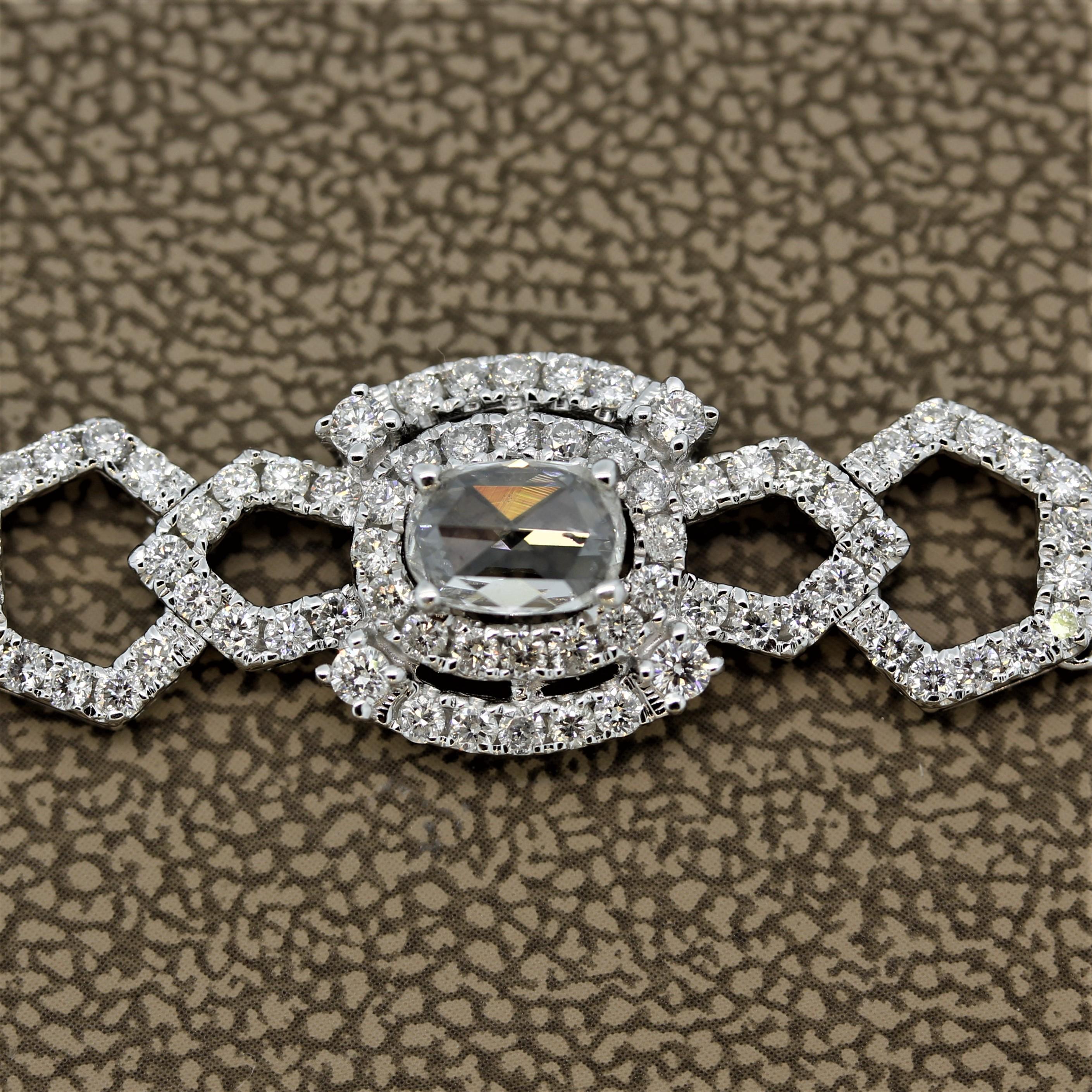 Donna Collana lunga in oro con diamanti in vendita