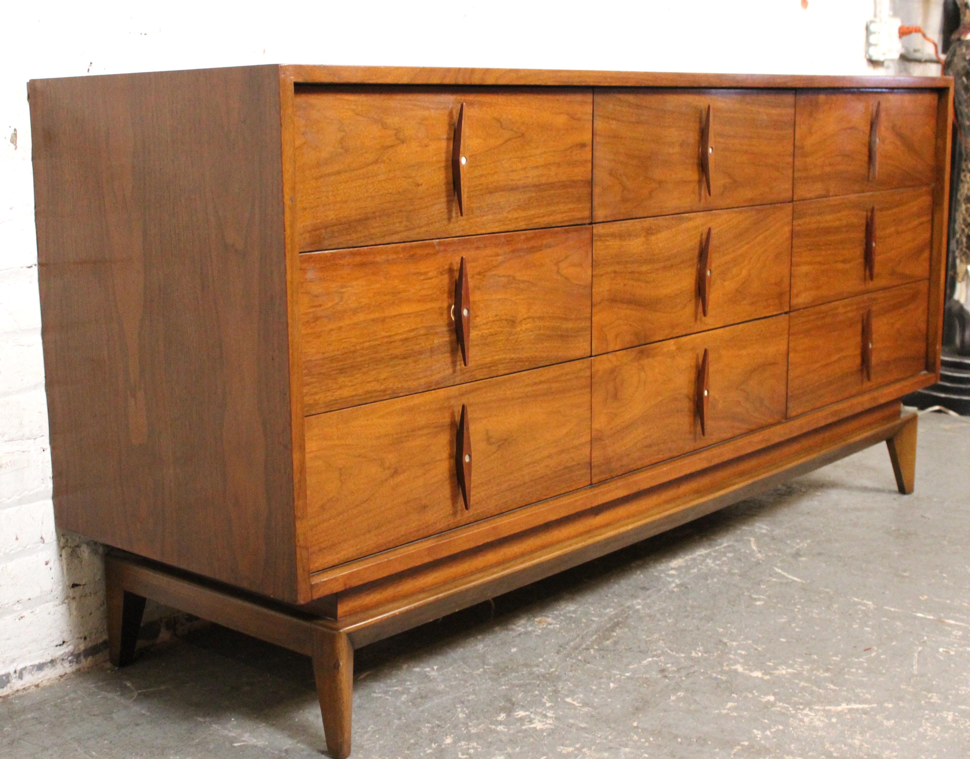 Long Diamond Handle Dresser by American of Martinsville In Good Condition For Sale In Brooklyn, NY