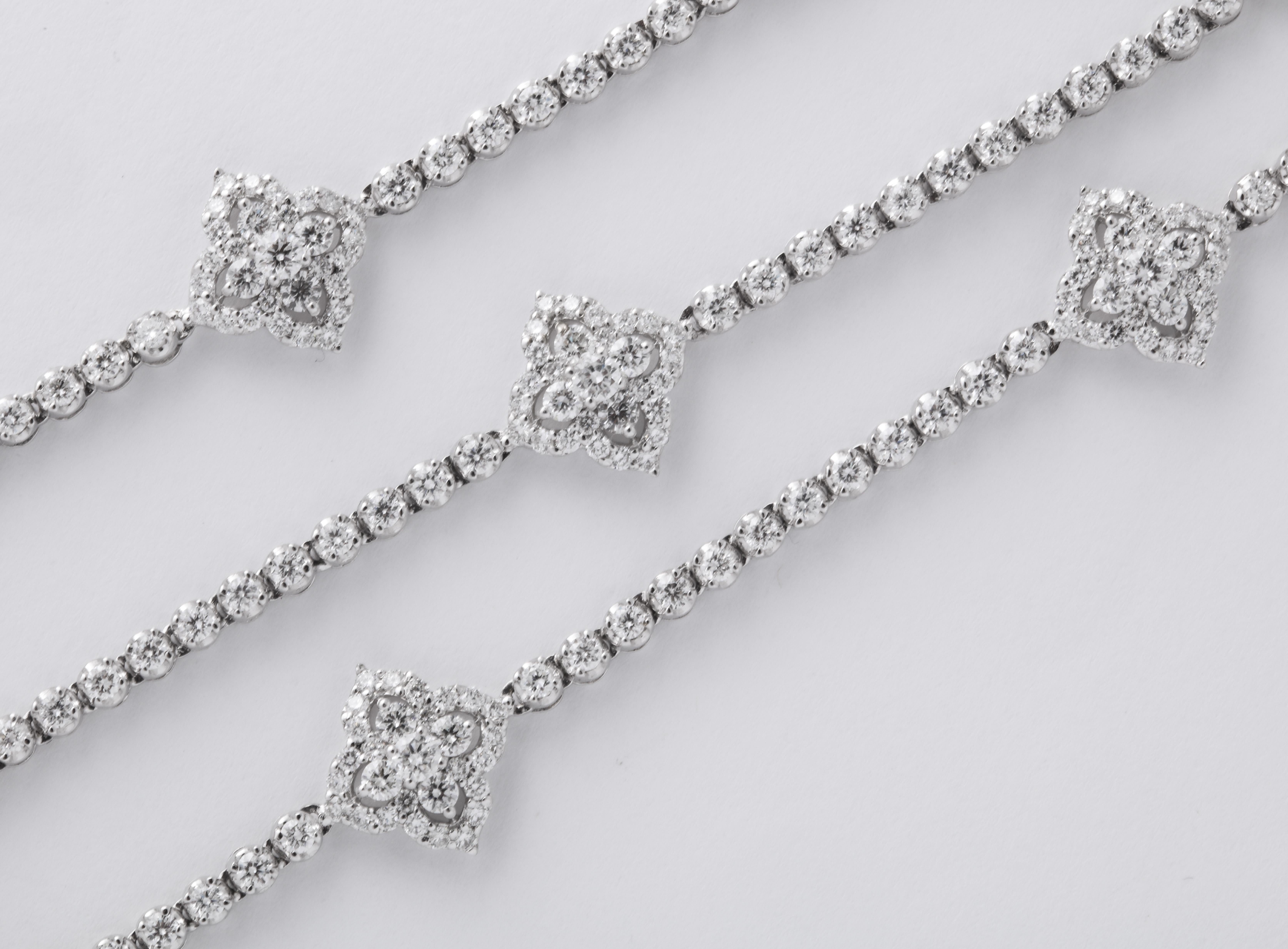 
Un FANTASTIQUE collier de diamants.

11,11 carats de diamants blancs ronds de taille brillant sertis dans de l'or blanc 18k.

30 pouces de long - les motifs en diamant mesurent 0,40 x 0,40 pouces environ. 

Un beau cadeau !
