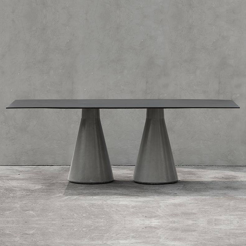 'DING' is a collection of tables: coffee / side tables, dining tables, bar tables. 
The base is in concrete and the structure and to top in aluminum (black).
by Bentu design

Tabletop and structure: Aluminum
Table base: Concrete


Bentu