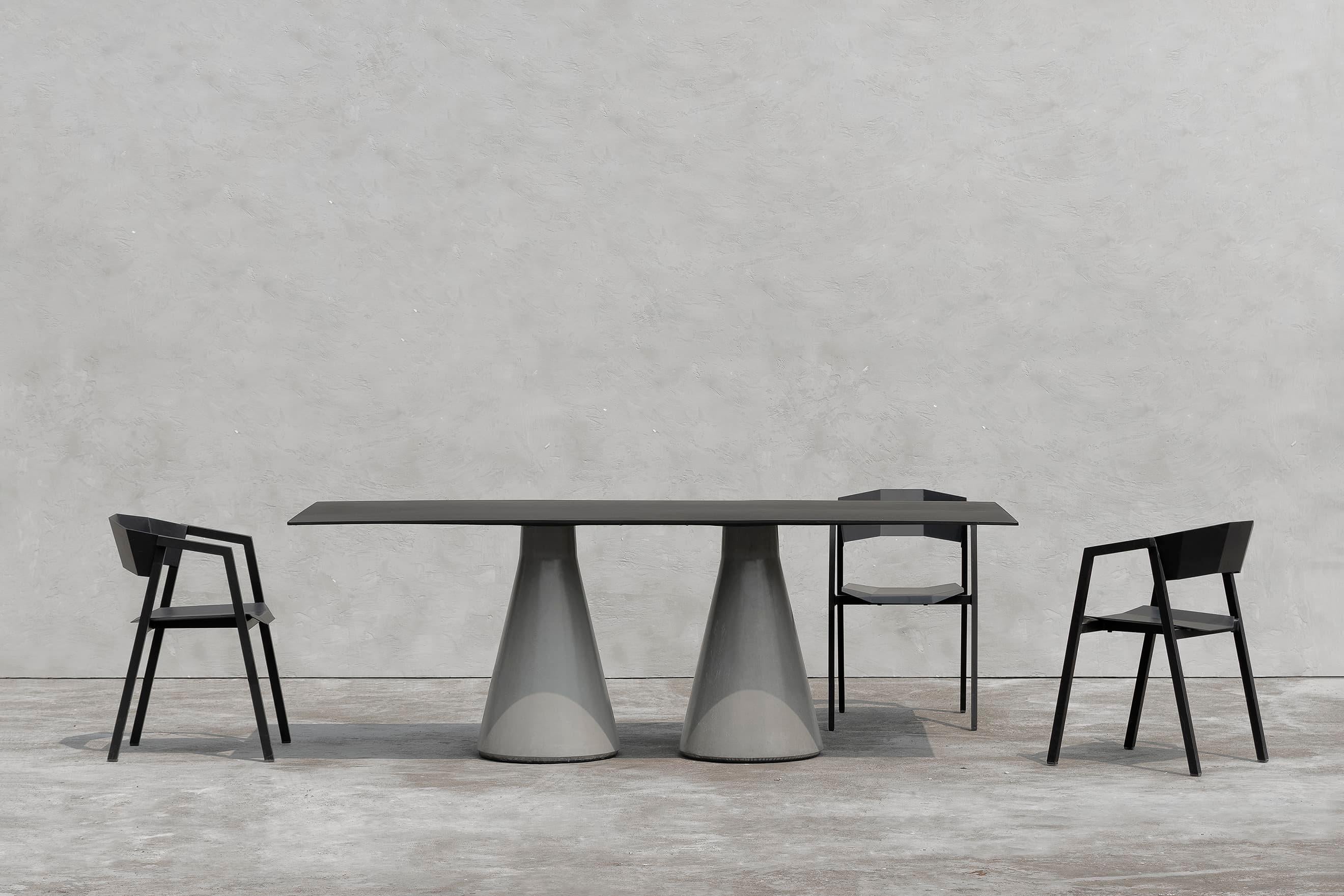 Industriel Longue table à manger 'DING' en béton et aluminium en vente