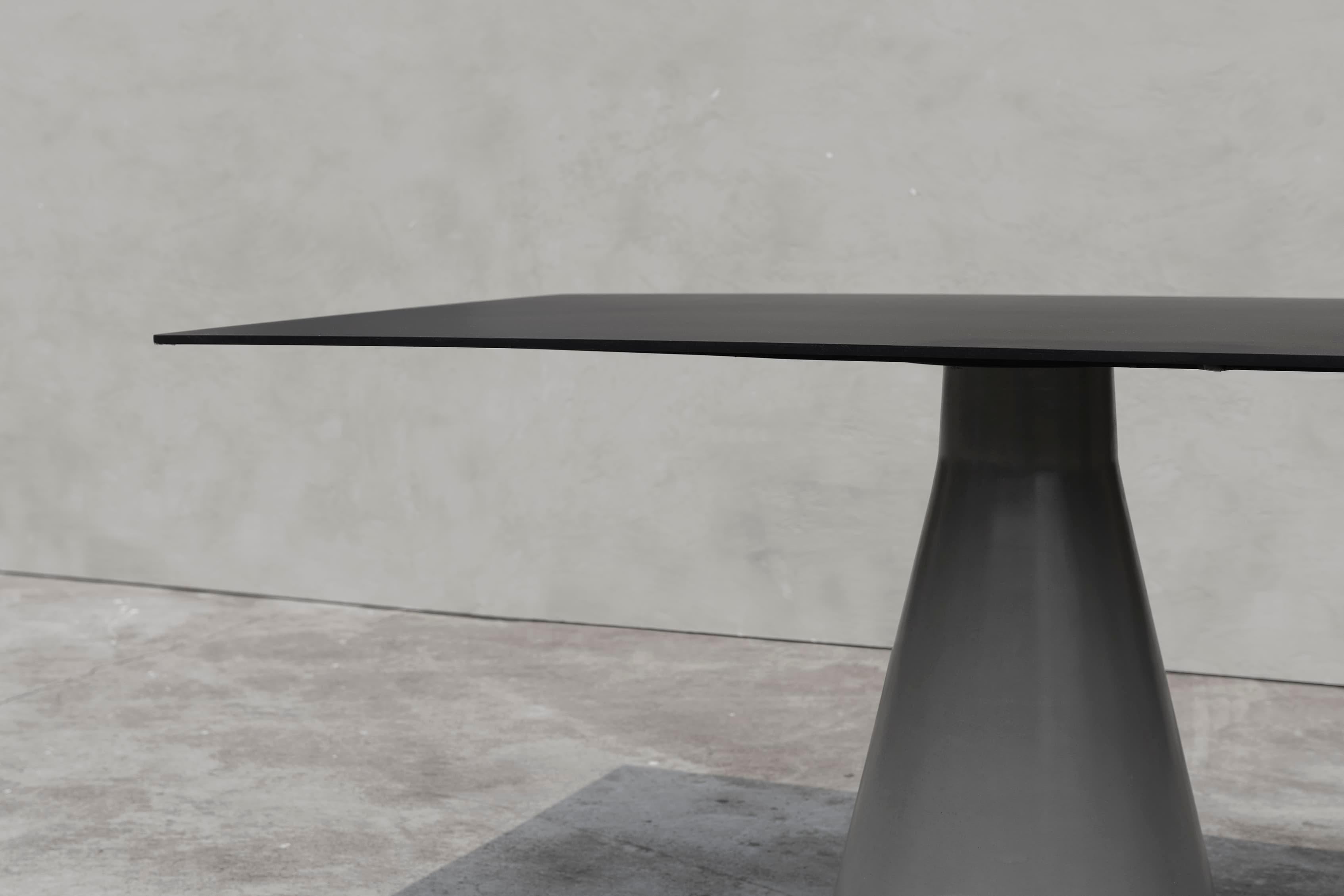 XXIe siècle et contemporain Longue table à manger 'DING' en béton et aluminium en vente