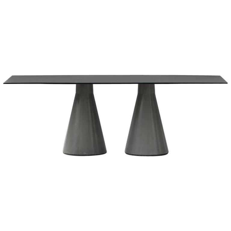 Longue table à manger 'DING' en béton et aluminium