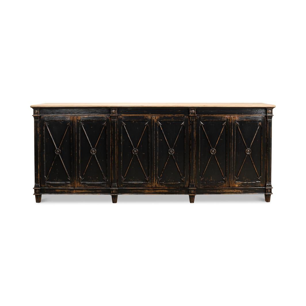 Questo pezzo è caratterizzato da una finitura verniciata in ebano strofinata e consumata a mano e da un piano rifinito al naturale, che completa le sei ante ornate da un classico design a croce. Realizzato in pino di alta qualità, questo buffet