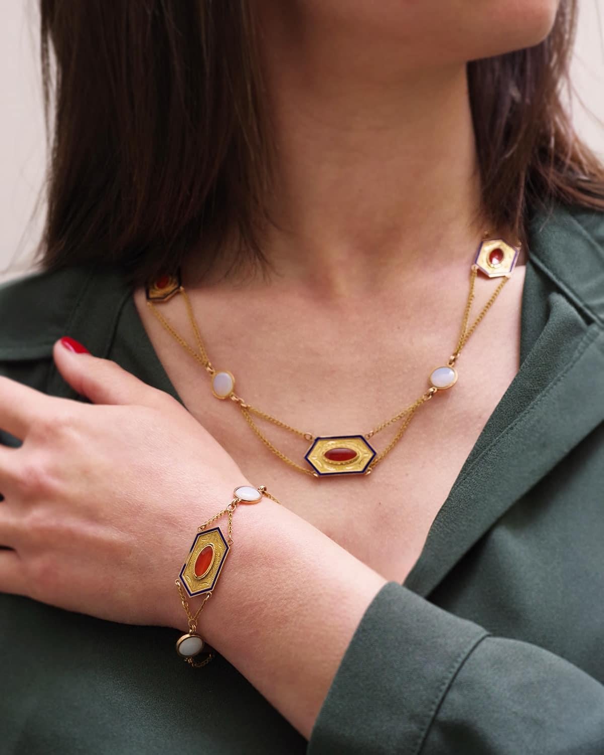Cabochon Collana lunga con smalto Primo Impero francese in oro 18 carati in vendita