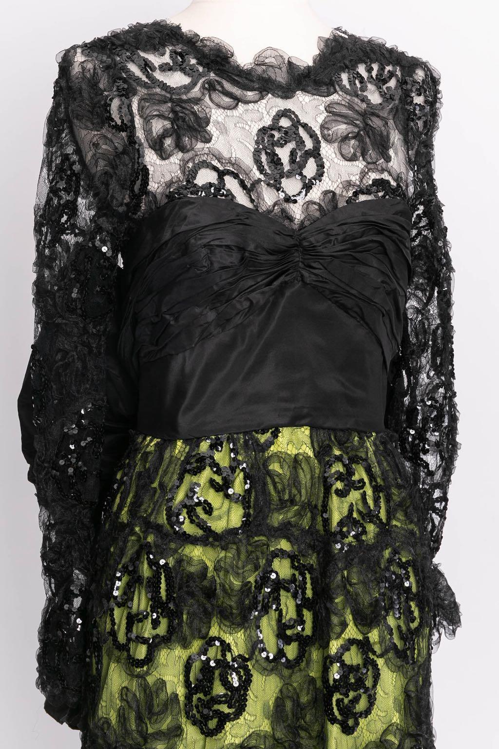 Robe longue en dentelle et sequins en vente 5