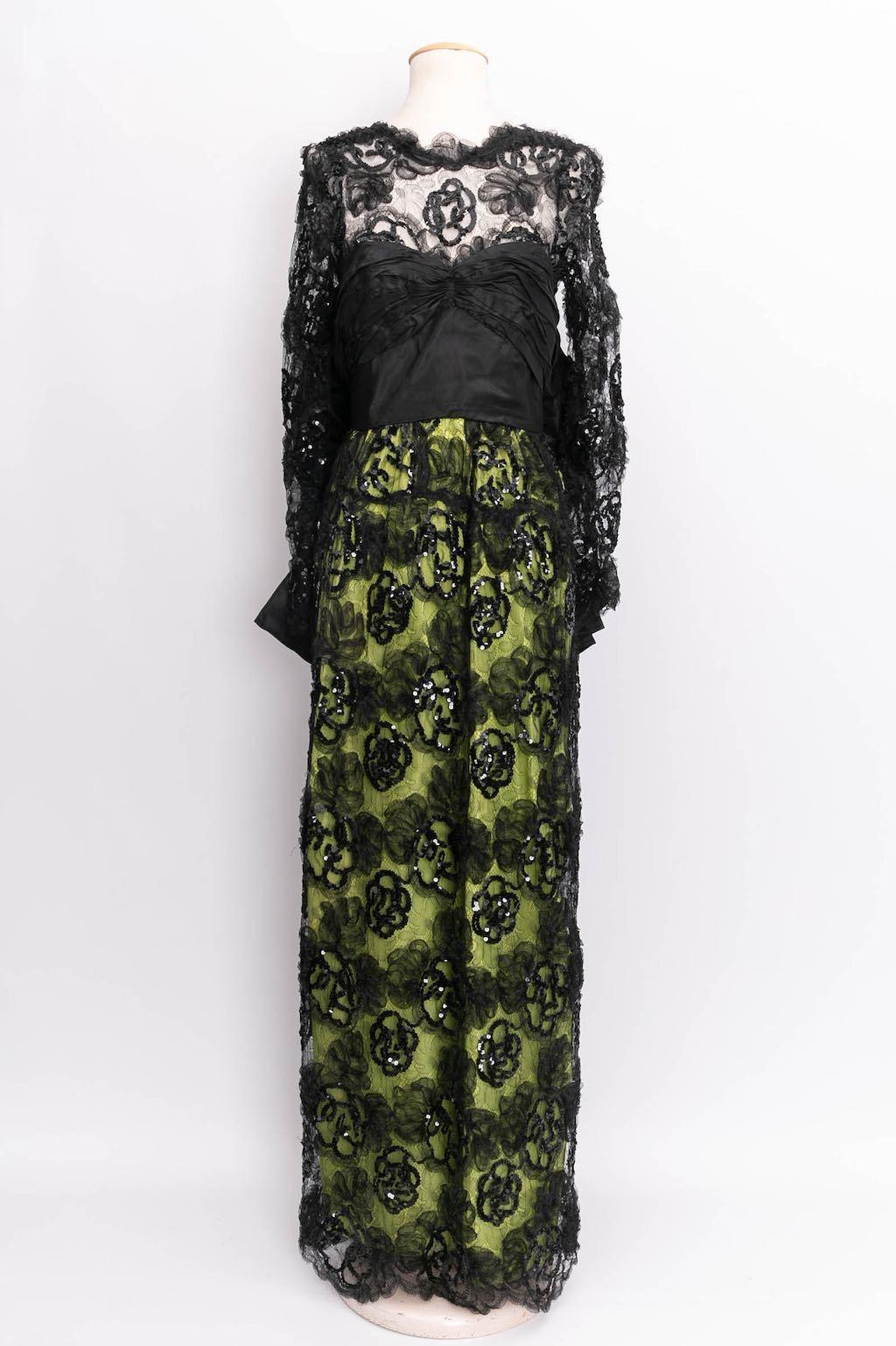 ANONYME - Robe de soirée composée de dentelle et de paillettes. Travail de couturière réalisé sur un modèle d'Yves Saint Laurent. Pas de composition ni d'étiquette de taille, il convient à une taille 36FR. 

Condit :
Très bon état.

Mesures