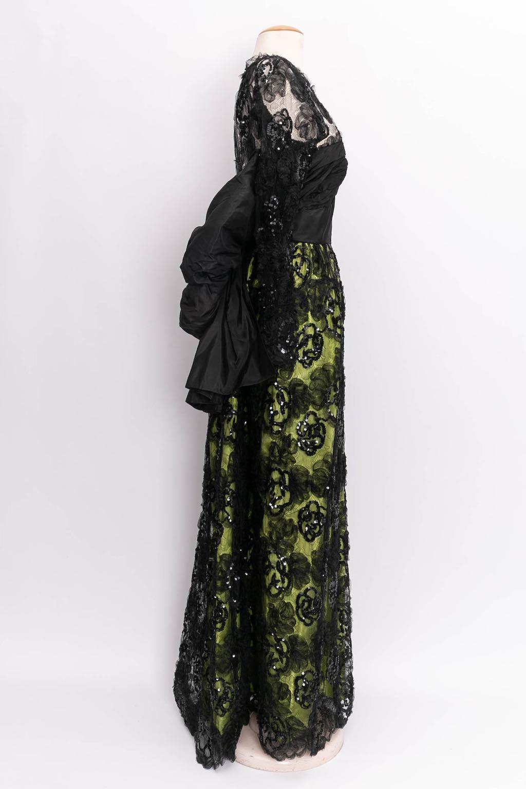 Noir Robe longue en dentelle et sequins en vente