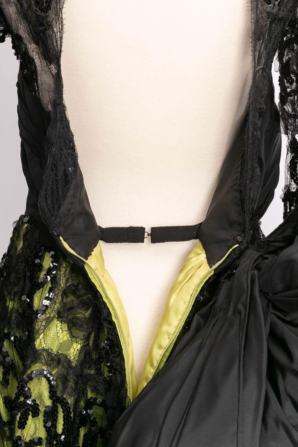 Robe longue en dentelle et sequins en vente 1