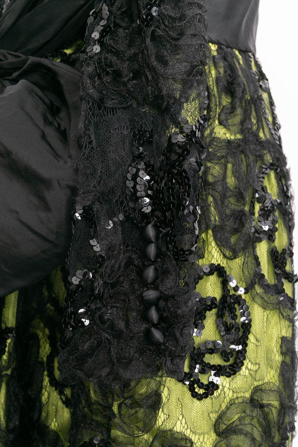 Robe longue en dentelle et sequins en vente 2