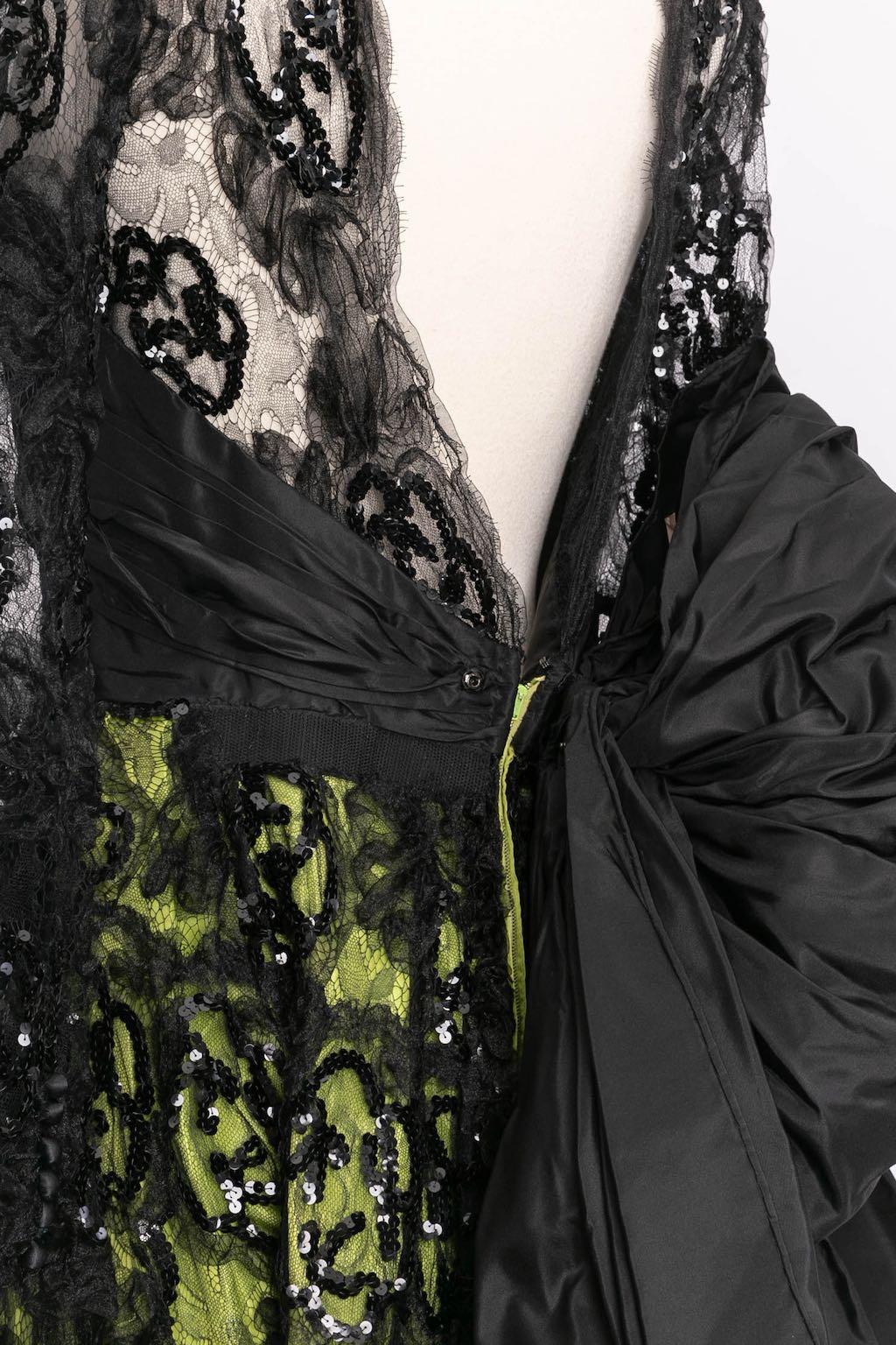 Robe longue en dentelle et sequins en vente 3