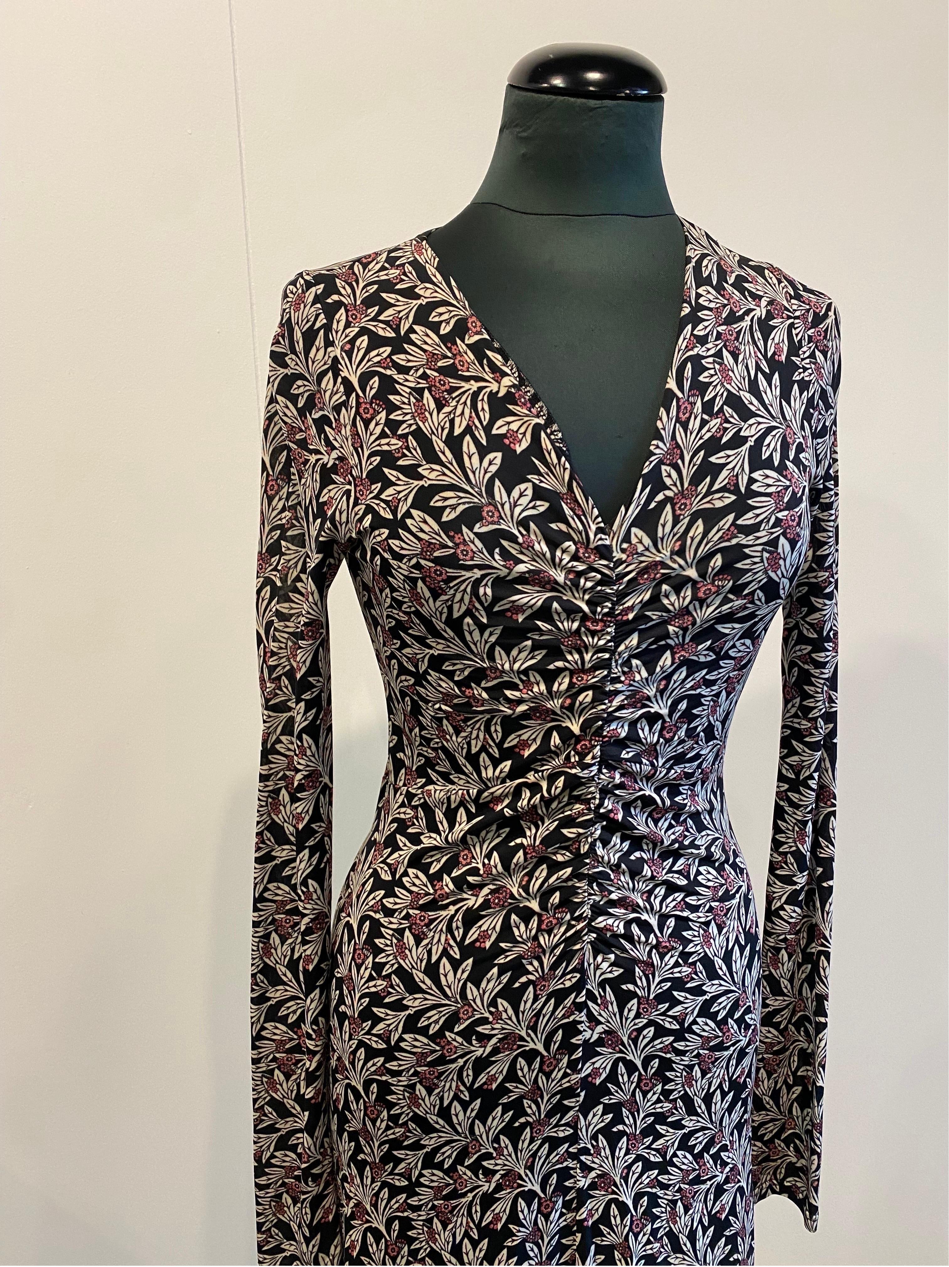 Isabel Marant Etoile long floral dress
Long and light dress Isabel Marant.
Central curl. V-neck.
Dark blue background with white and pink flowers.
It falls softly with a sewn edge on the bottom.
Size 36 French.
It is quite elastic.
Shoulder