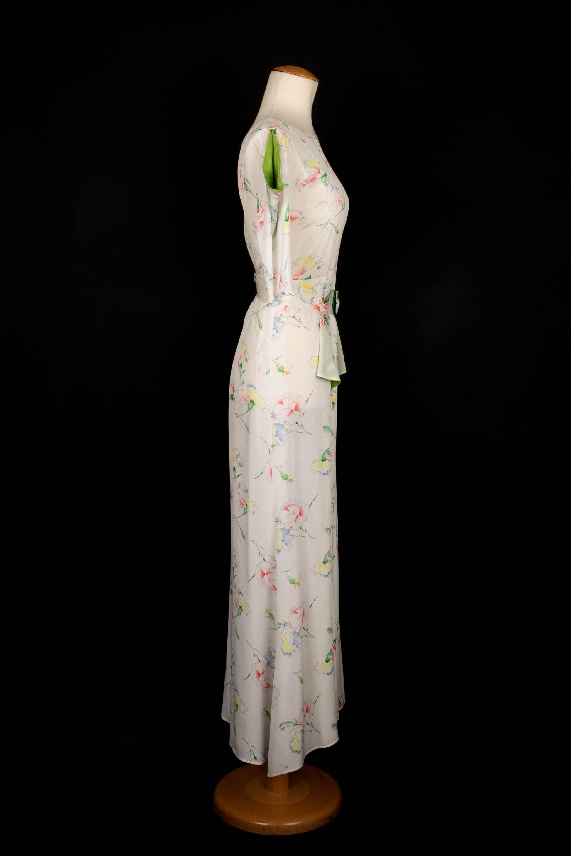 SCONOSCIUTO - Abito lungo vintage con motivi floreali su sfondo bianco e cintura. Non è indicata la taglia, ma si adatta a una 34FR/36FR. Abito vintage degli anni 1930/1940.

Informazioni aggiuntive:
Condizioni: Buone condizioni
Dimensioni: