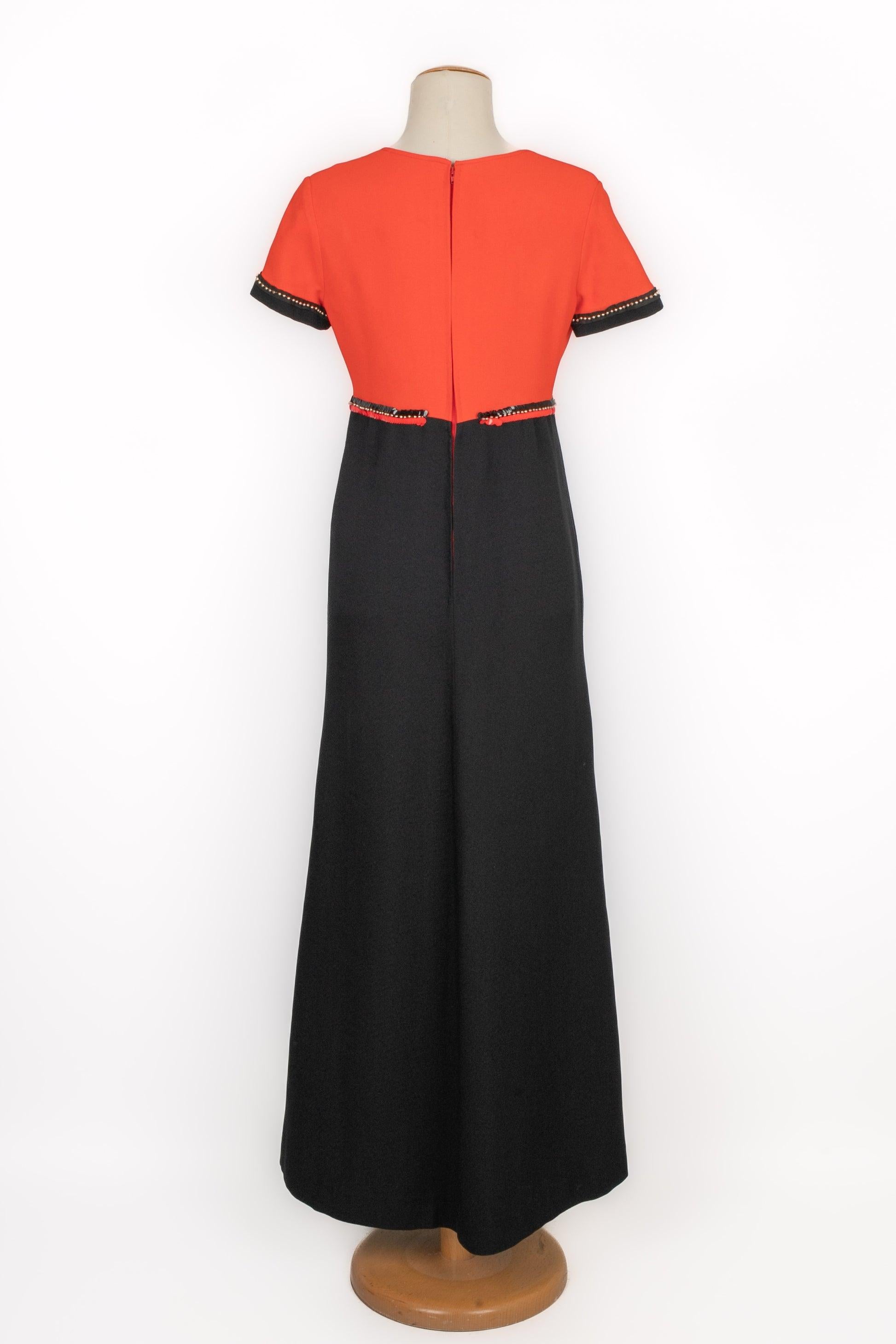 Vestido largo con mangas cortas naranja y negro, años 60 Negro en venta