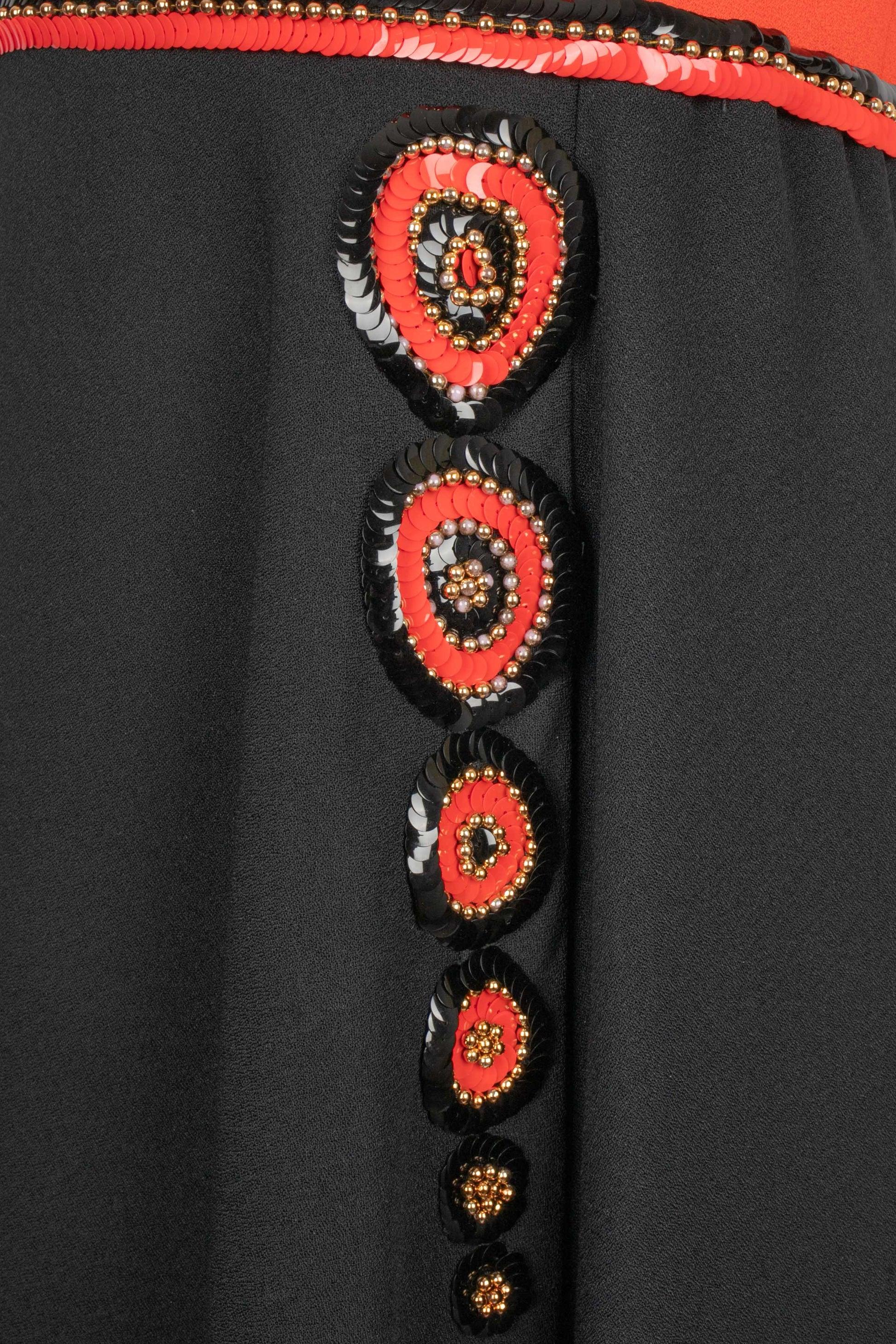 Vestido largo con mangas cortas naranja y negro, años 60 en venta 1