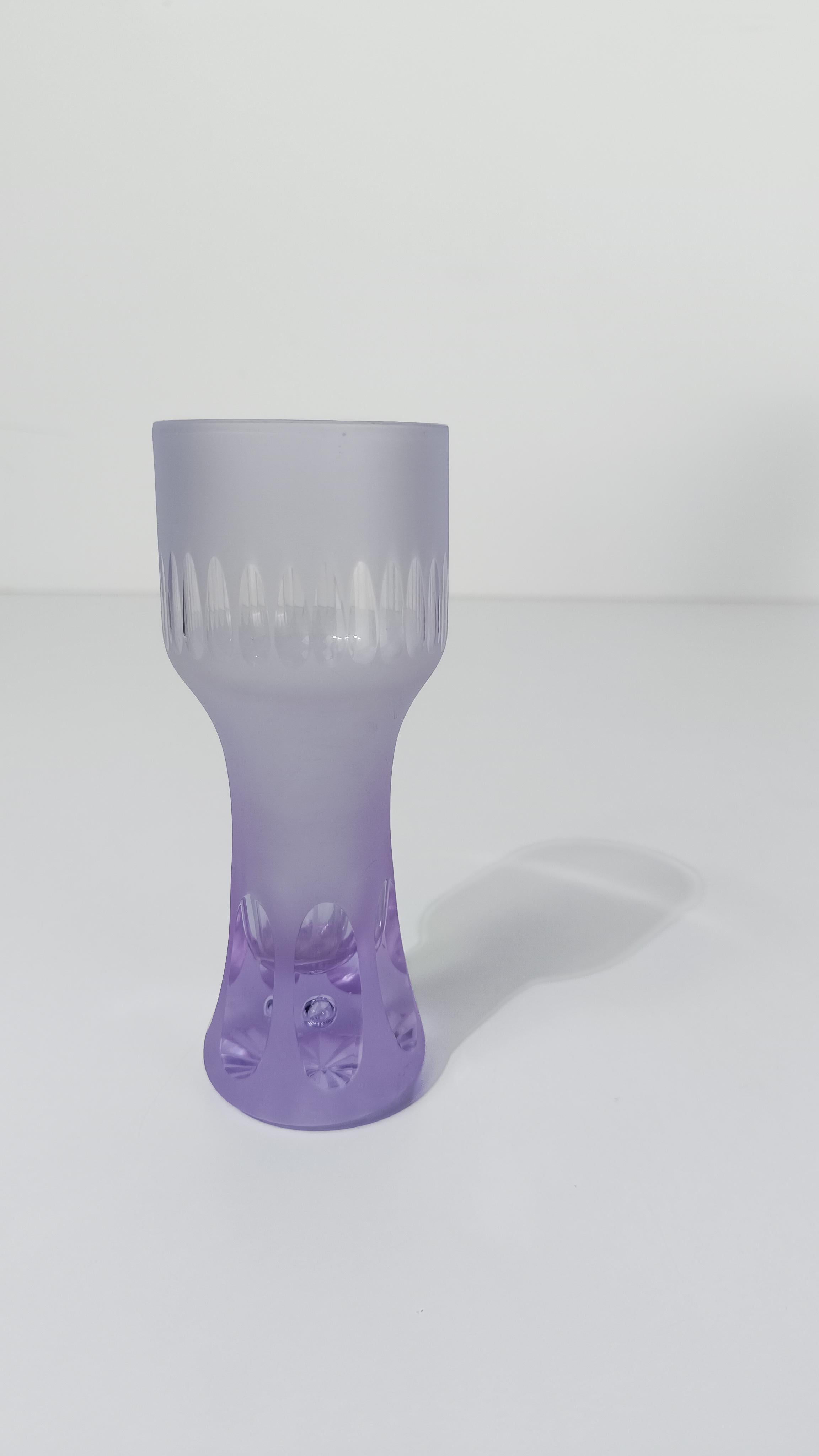 Ensemble de gobelets et cruches à boire longs en cristal dépoli lilas pâle, ère de l'ère spatiale en vente 9