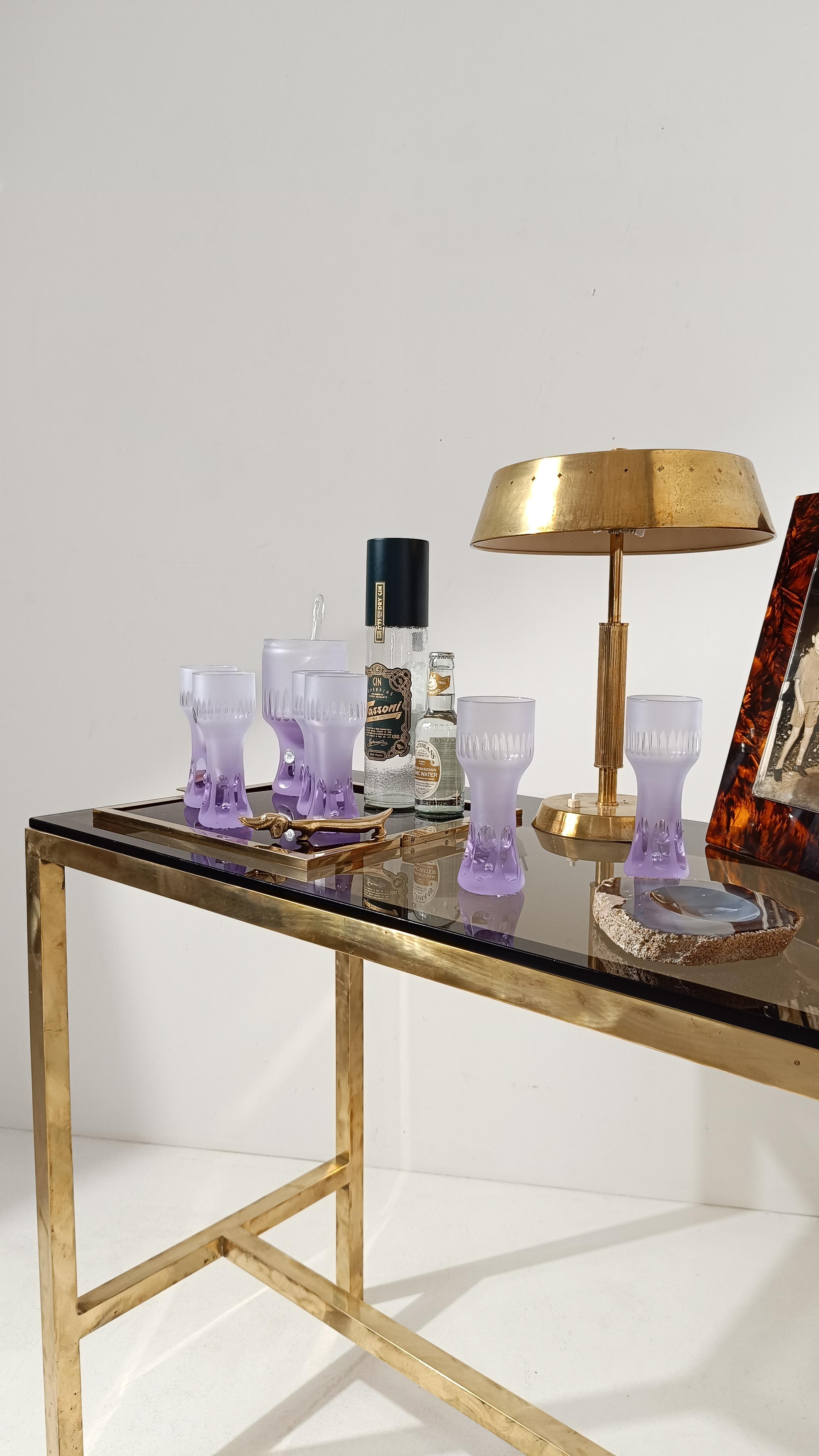 Nous vous proposons un splendide ensemble de verres et de carafes de l'ère spatiale pour votre coin bar à la maison.
Fabriqué en Italie dans les années 60, il est composé de 6 verres Collins Tumbler et d'une carafe avec une tige en verre soufflé