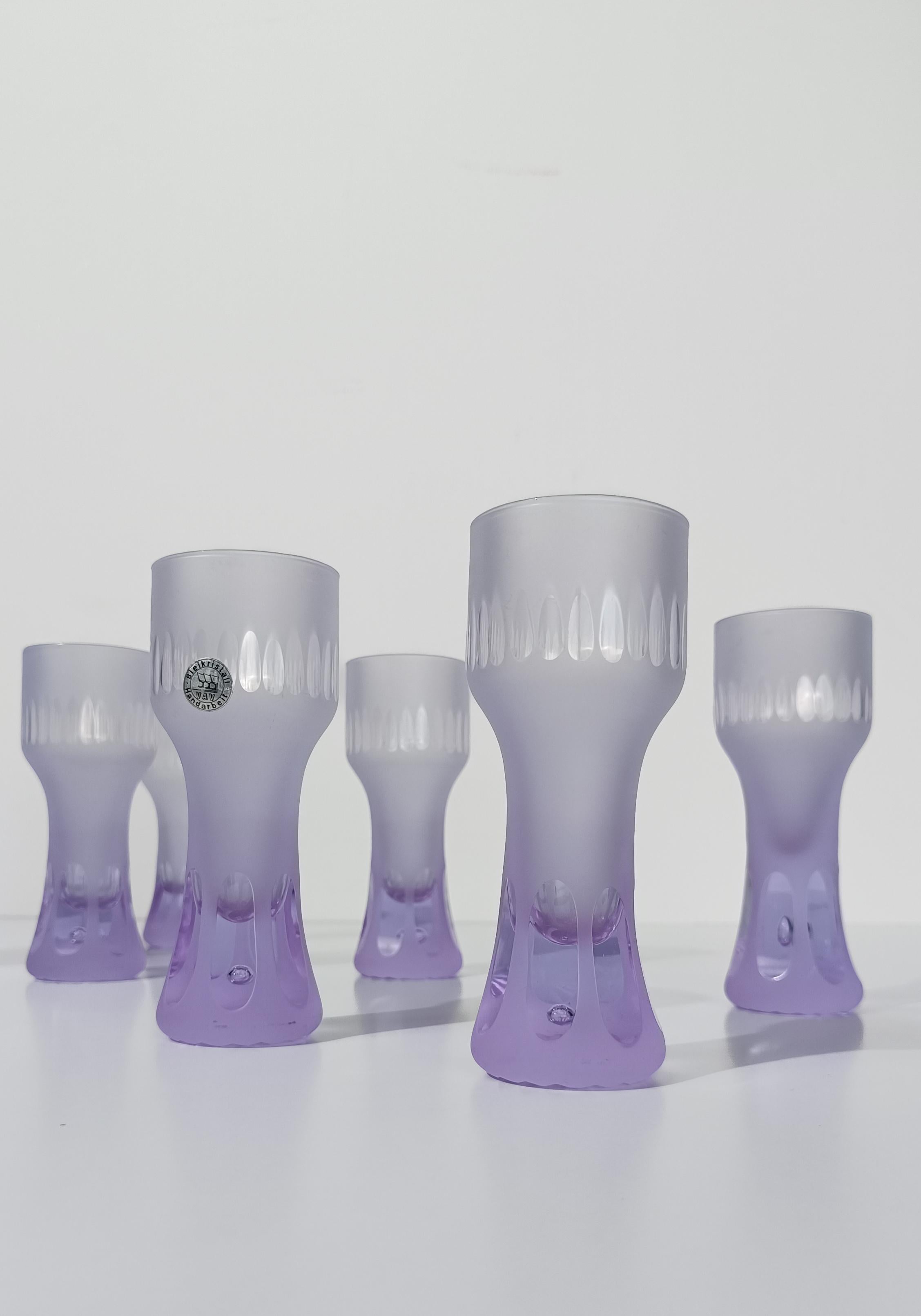 Cristal Ensemble de gobelets et cruches à boire longs en cristal dépoli lilas pâle, ère de l'ère spatiale en vente