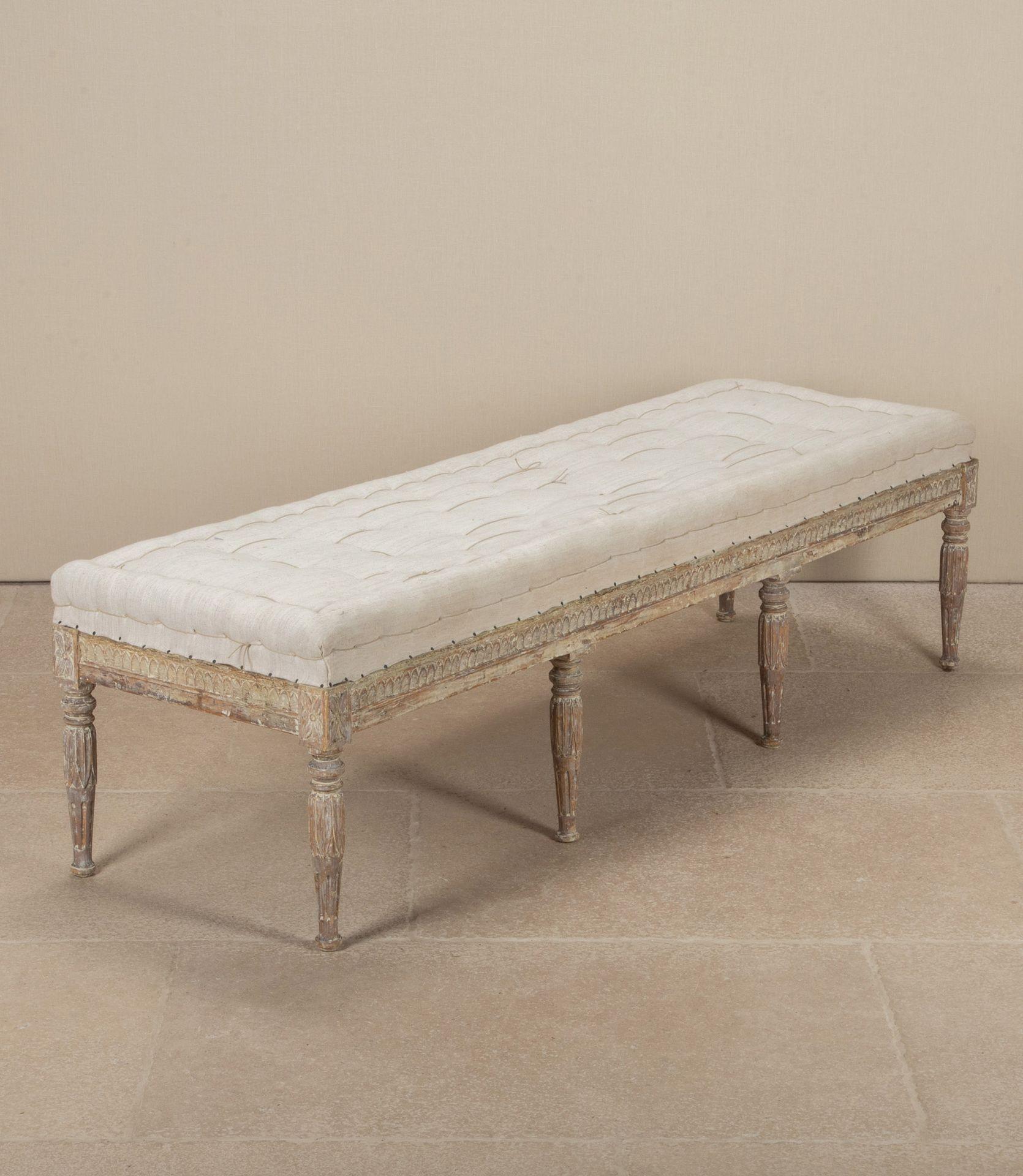 Taburete o banco largo sueco de principios del siglo XIX. Con finos detalles tallados a mano en el frontal y los laterales, con pintura original. El asiento se ha retapizado con lino antiguo en estilo sueco tradicional. Alrededor de 1820.
Con alguna