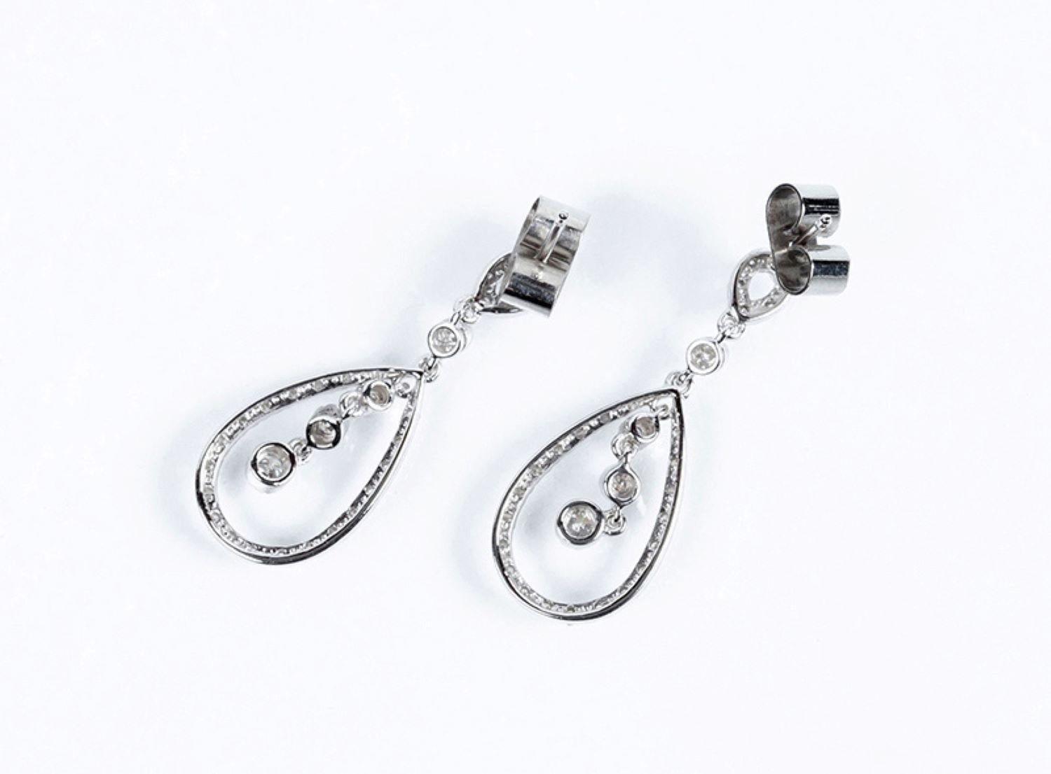 Pendientes Largos de Oro Blanco y Diamantes Blancos Limpios Contemporáneo en venta