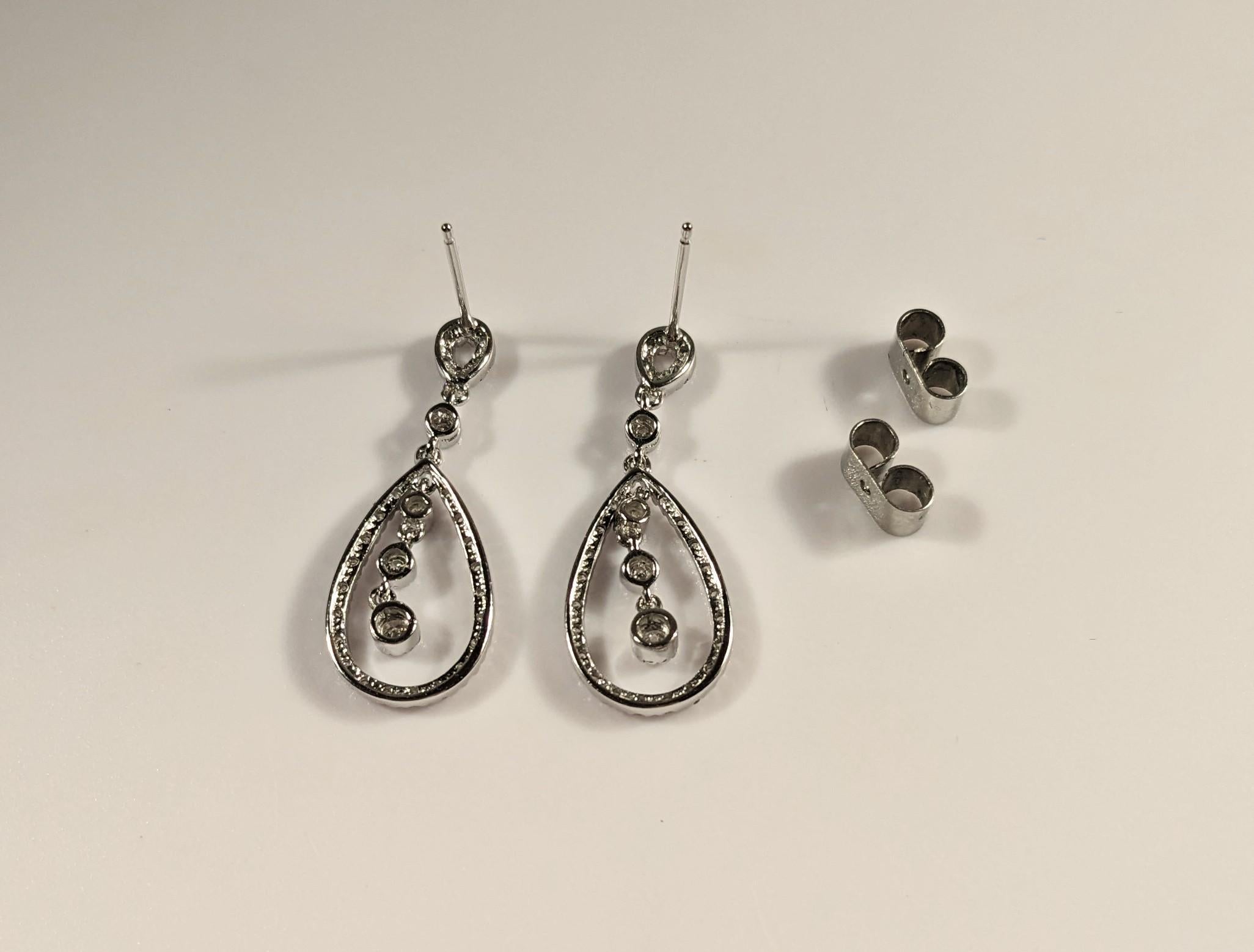 Pendientes Largos de Oro Blanco y Diamantes Blancos Limpios Corte cojín en venta