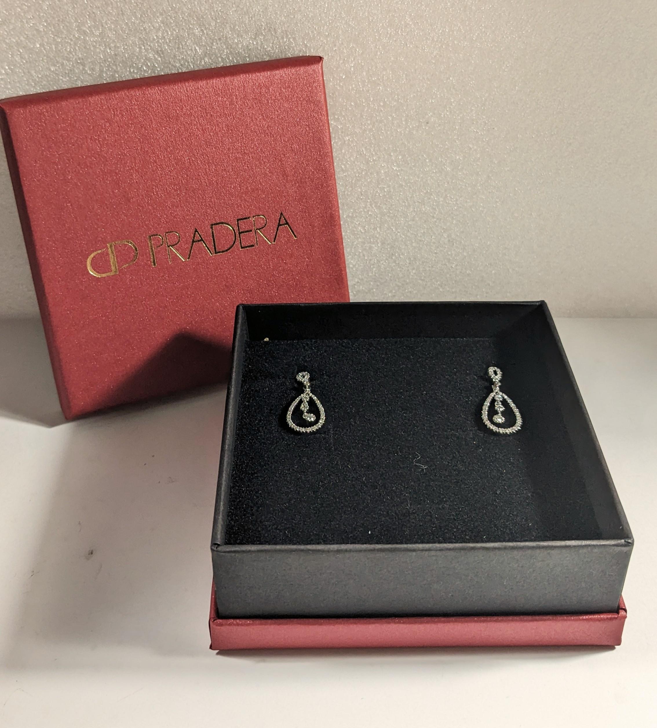 Pendientes Largos de Oro Blanco y Diamantes Blancos Limpios en Nuevo estado para la venta en Bilbao, ES