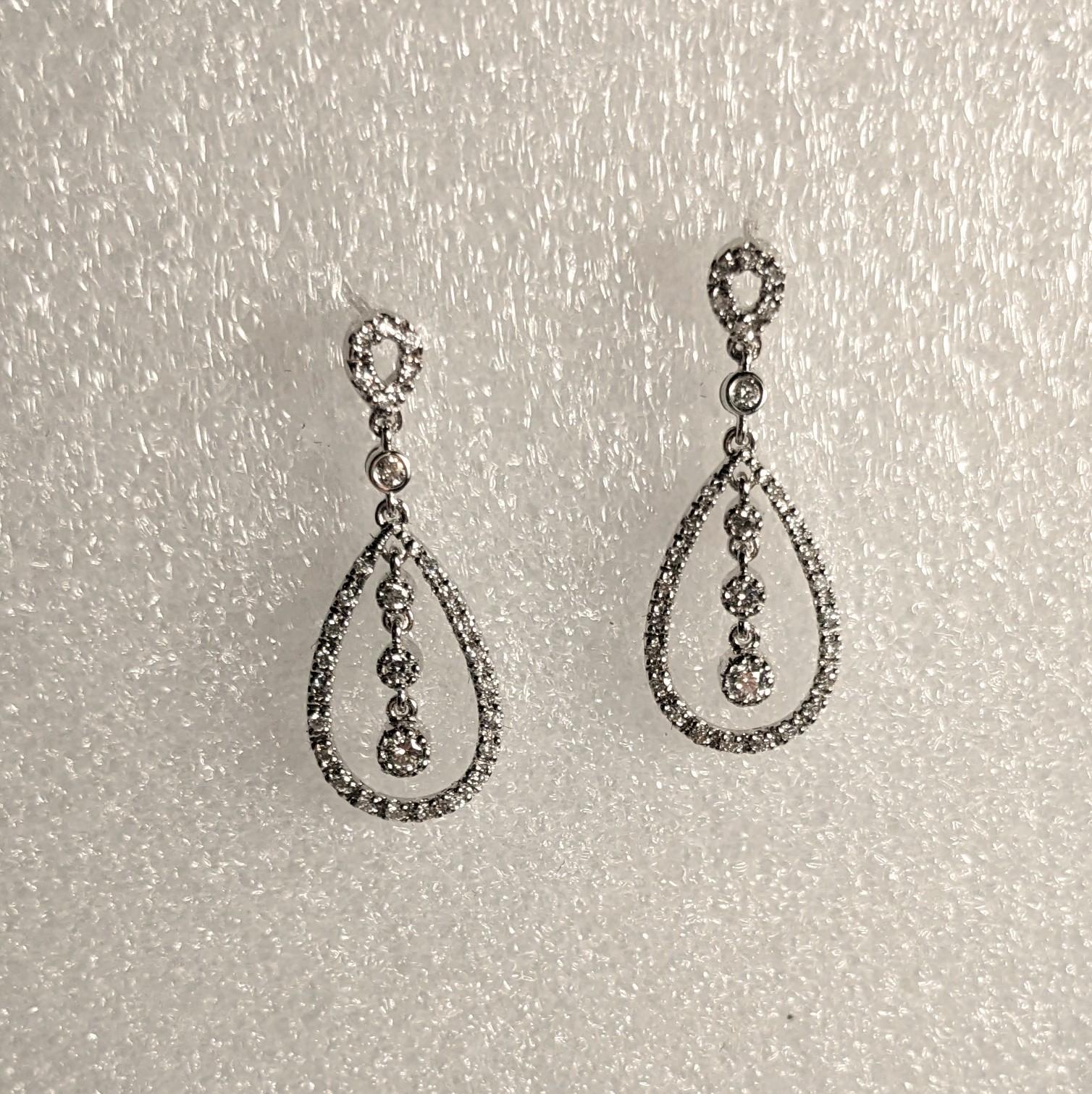 Pendientes Largos de Oro Blanco y Diamantes Blancos Limpios en venta 1
