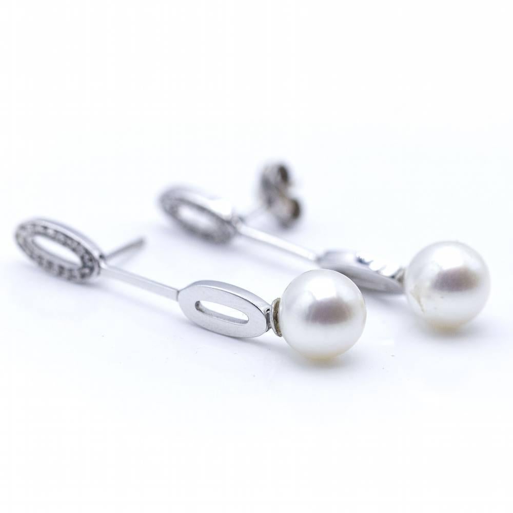 Long earrings in white gold. 16 Diamonds weighing 4,80ct and quality G/VS and 2 cultured Pearls of 8,5mm. Weight 3,20 grams. Measurements: Length 2,5cm. Brand new product : Ref: N102863LF
