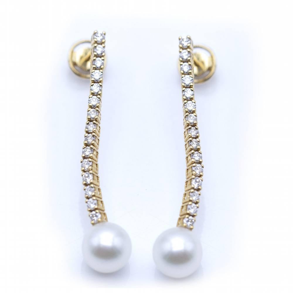 Longues boucles d'oreilles en or : 30x Brilliante avec un poids total de 1,15ct et 2 perles de 8,5mm - or jaune 18kt, 3.96 grammes ! 4.5 mm de long et 2.3 mm de large. Produit neuf.  Ref : N102861LF