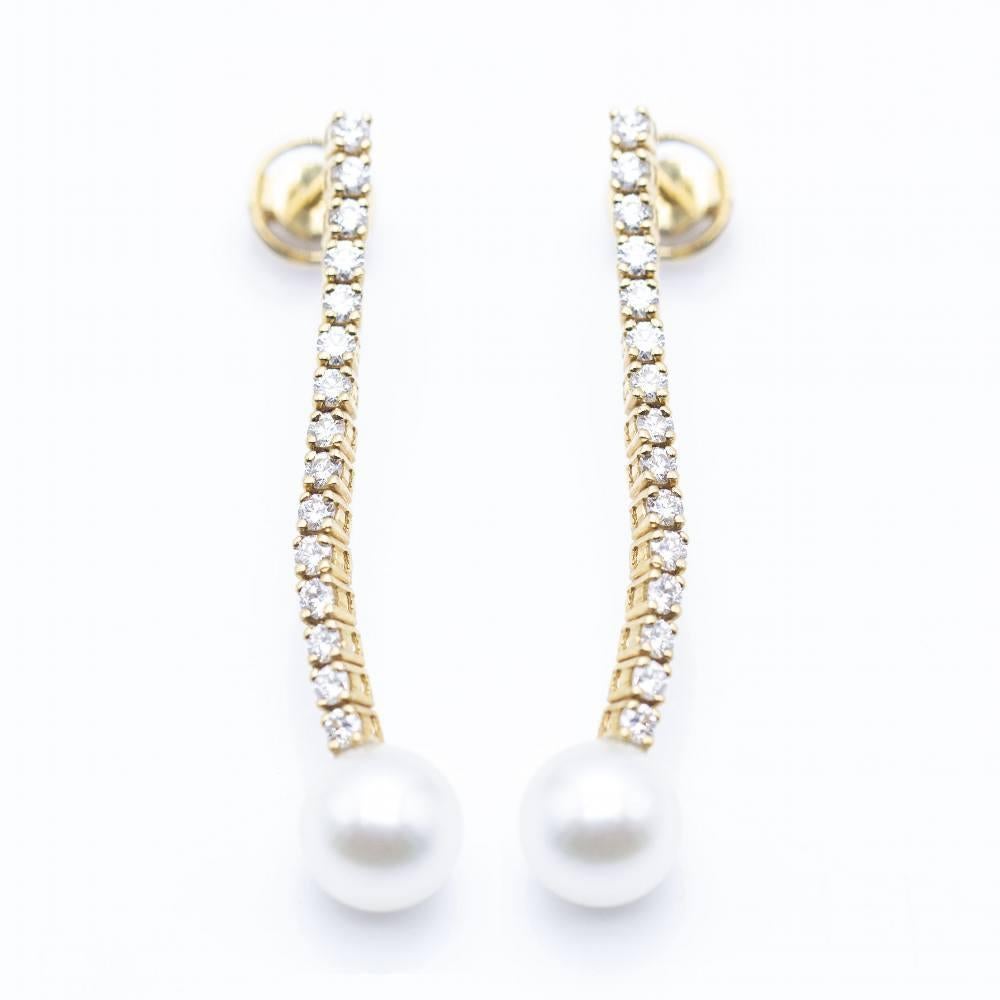 Long gold earrings : 30 diamonds with a total weight of 1,15ct and 2 pearls of 8,5mm ! 18kt yellow gold 3.96 grams: 4.5 mm long and 2.3 mm wide. Brand new I Ref: N102861LF