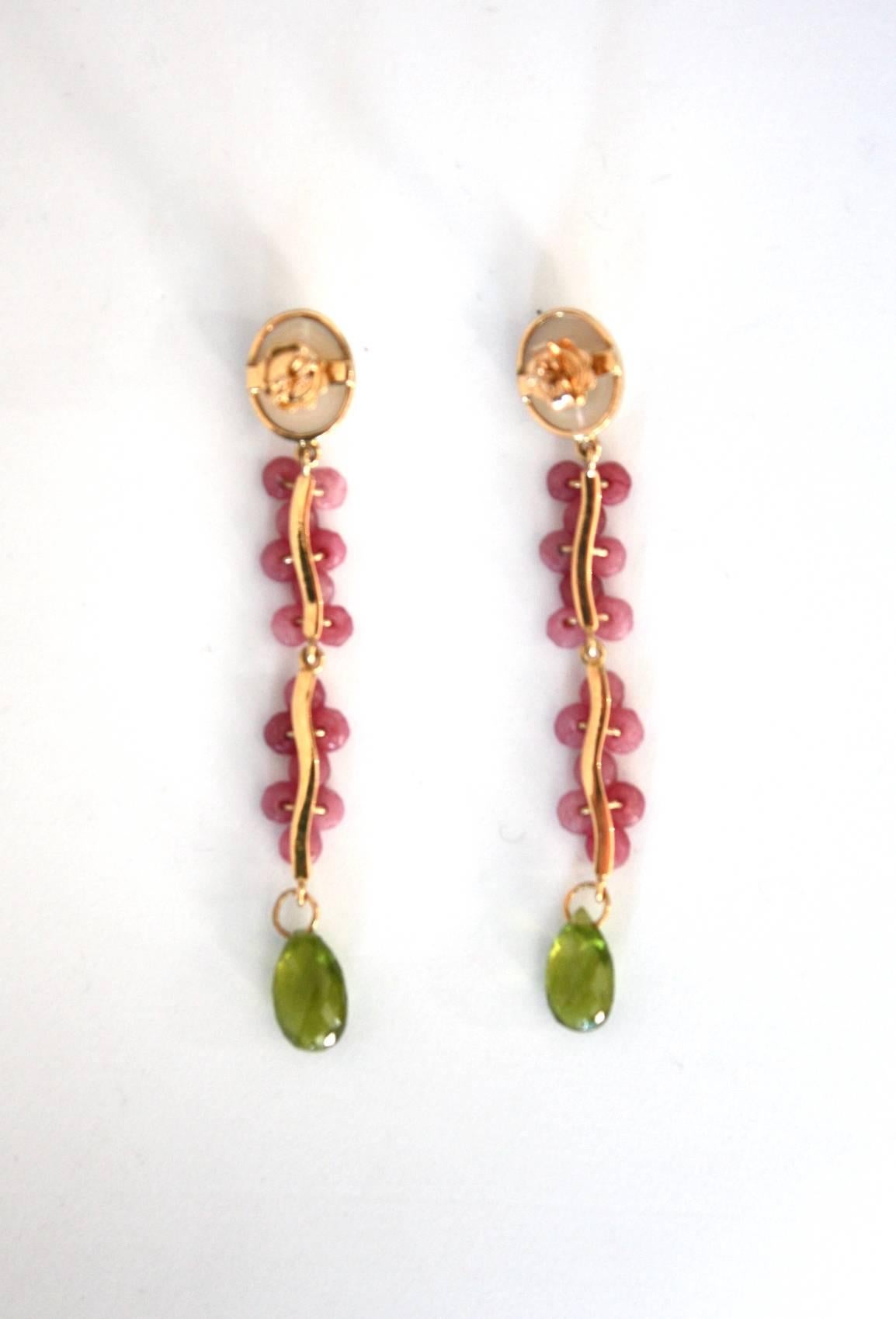 Artiste Boucles d'oreilles longues en or 18 carats avec rubélite, péridots et perles en vente