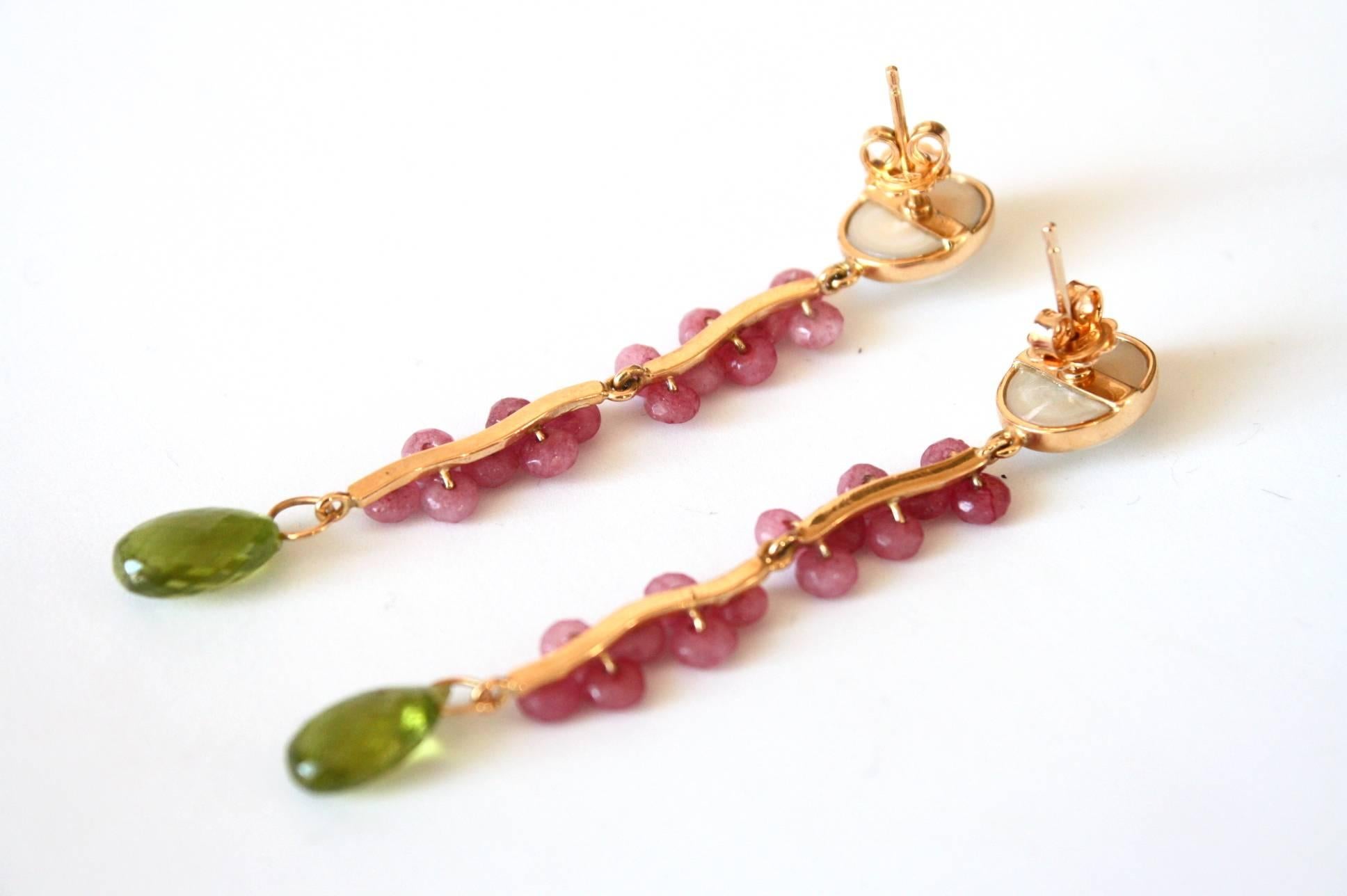 Taille mixte Boucles d'oreilles longues en or 18 carats avec rubélite, péridots et perles en vente