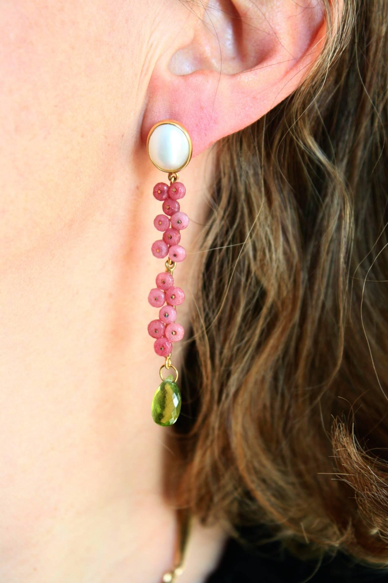 Boucles d'oreilles longues en or 18 carats avec rubélite, péridots et perles Neuf - En vente à Milan, IT