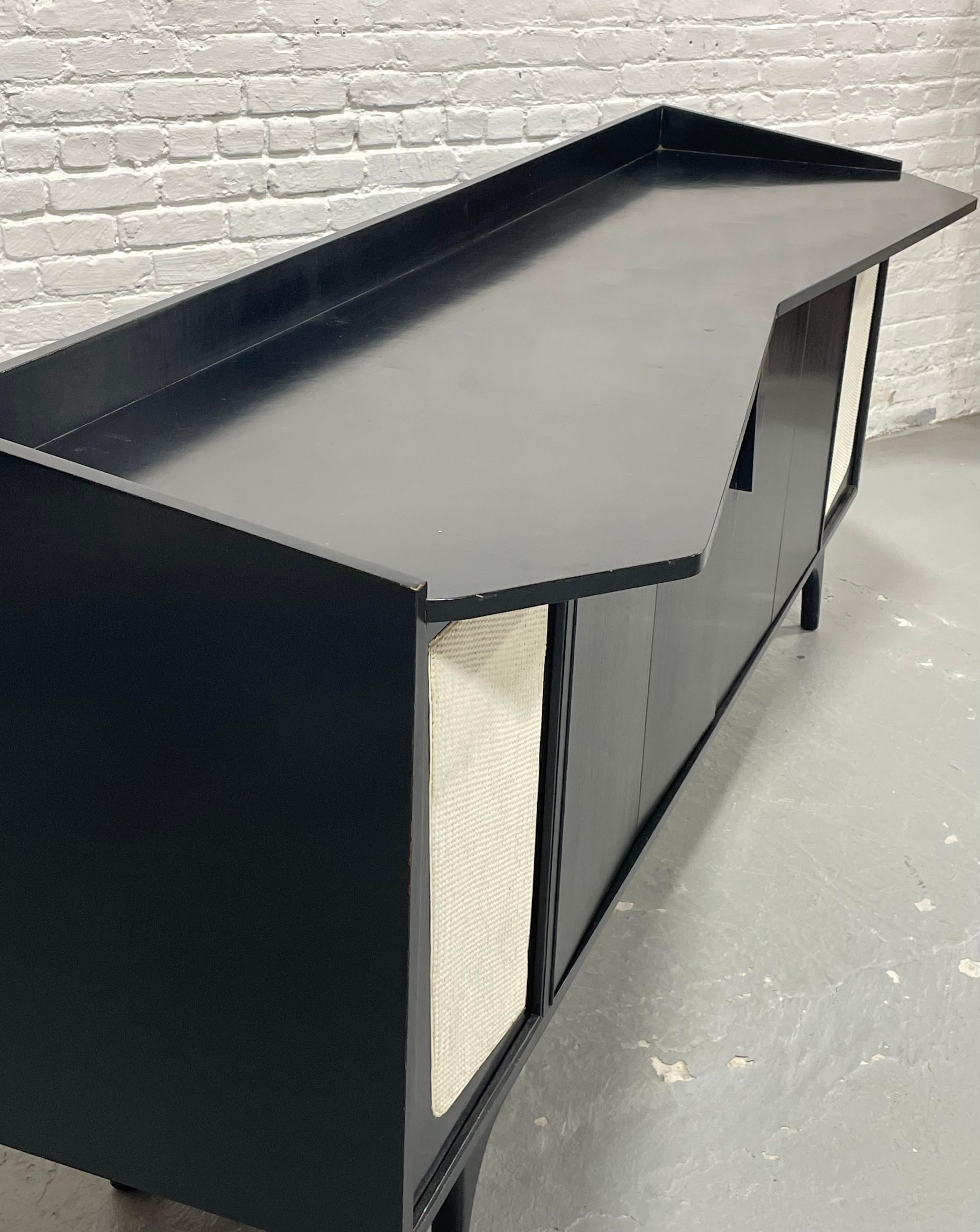 Credenza con mueble estereofónico moderno de mediados de siglo ebonizado largo  Aparador a medida 1950 en venta 3