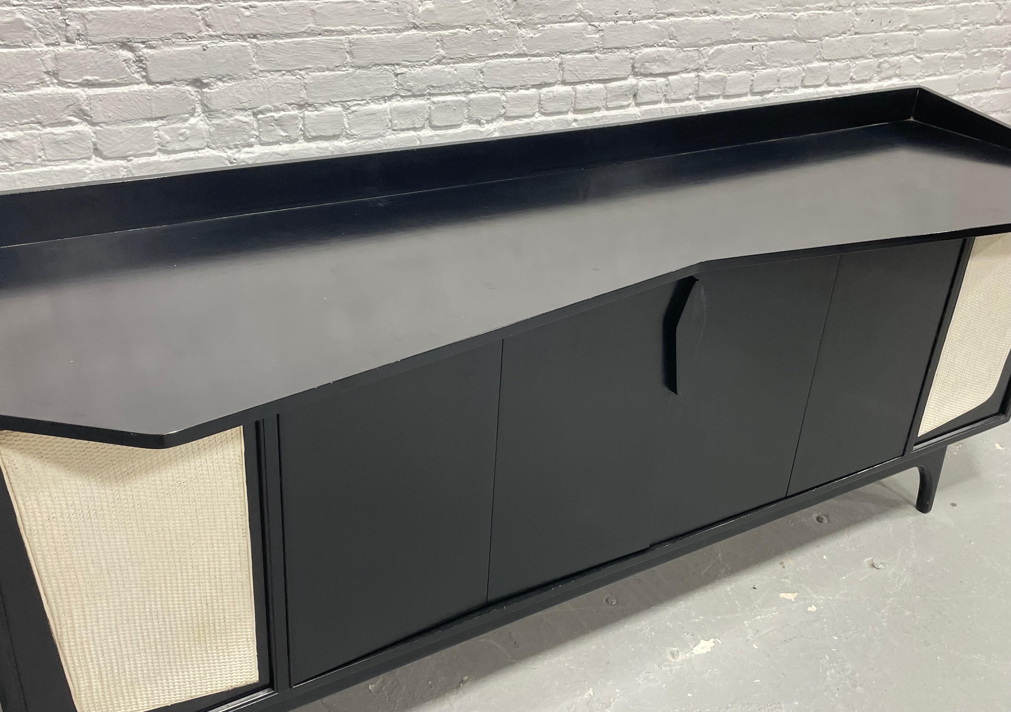 Credenza con mueble estereofónico moderno de mediados de siglo ebonizado largo  Aparador a medida 1950 en venta 4