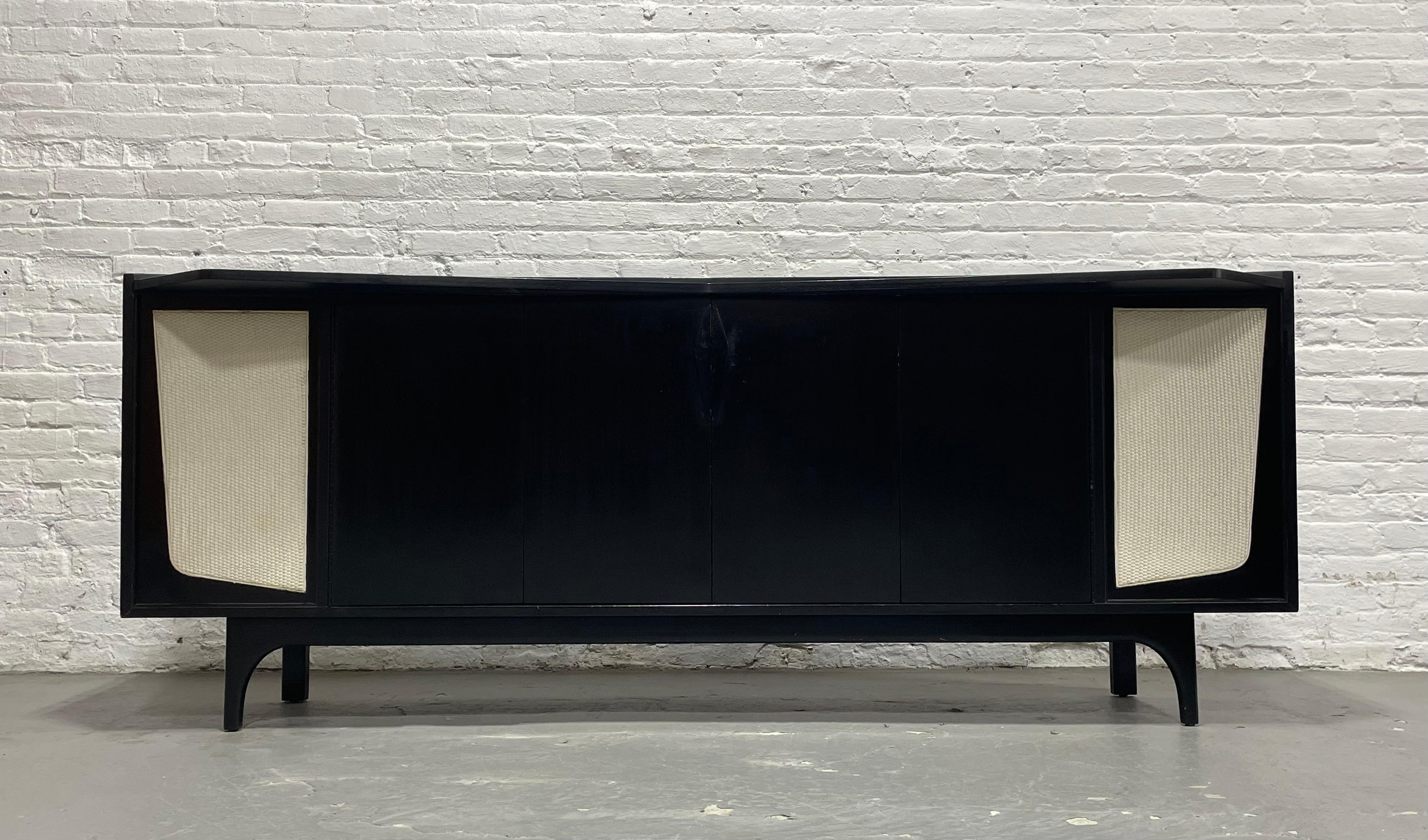 Credenza con mueble estereofónico moderno de mediados de siglo ebonizado largo  Aparador a medida 1950 en venta 5