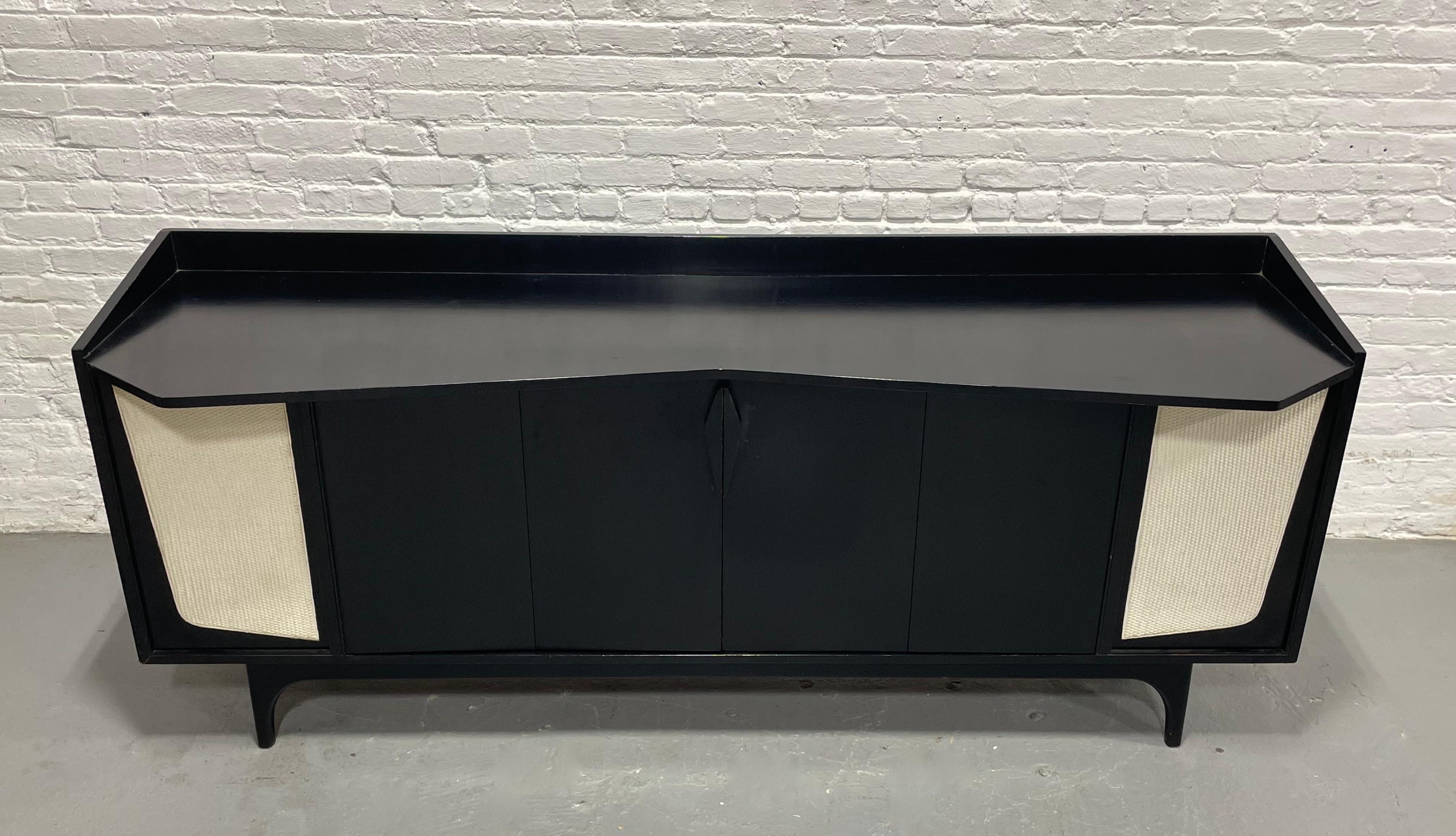 Credenza con mueble estereofónico moderno de mediados de siglo ebonizado largo  Aparador a medida 1950 en venta 6