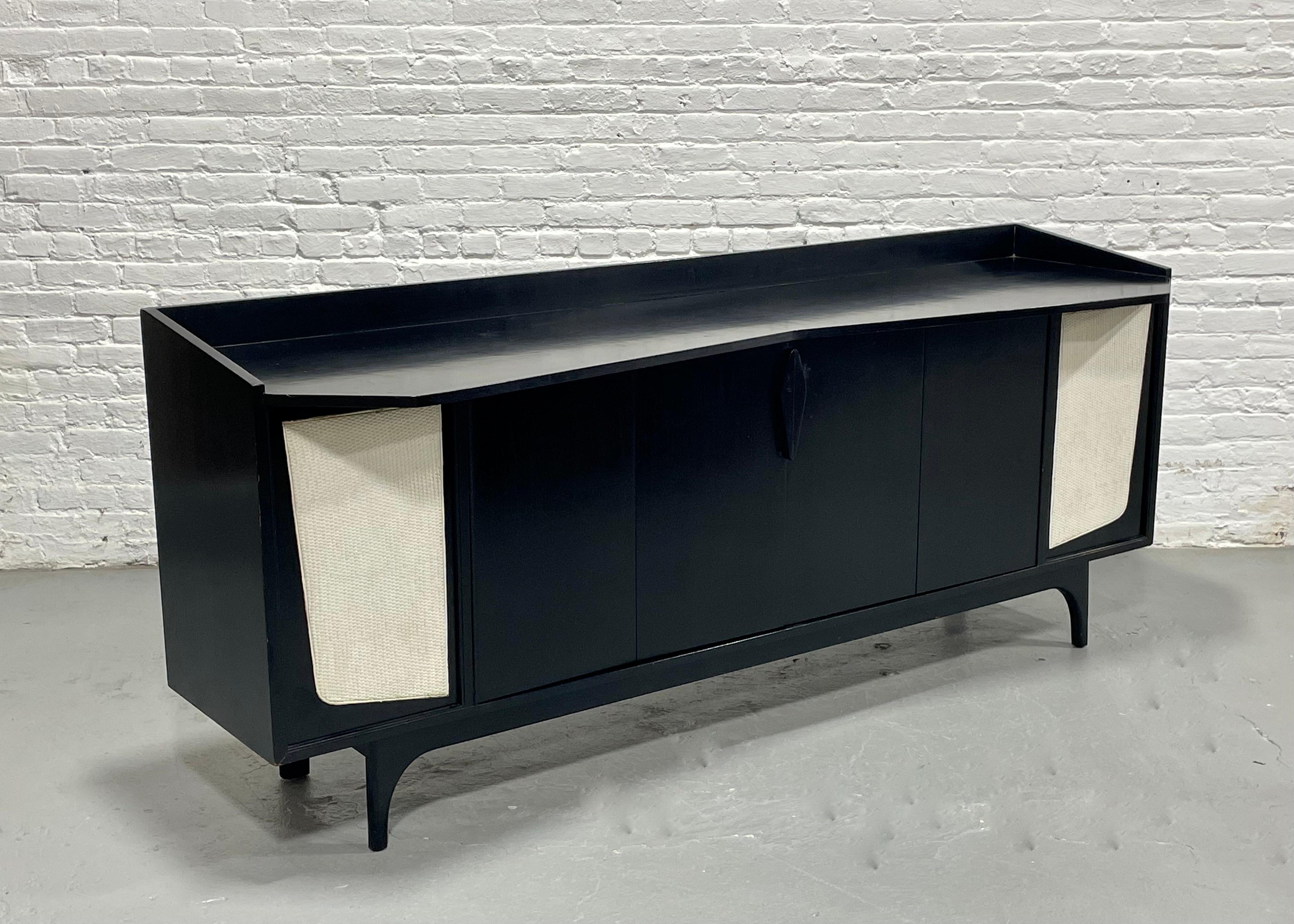 Credenza con mueble estereofónico moderno de mediados de siglo ebonizado largo  Aparador a medida 1950 en venta 7